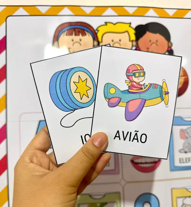 Painel de Vogais Interativo com Boquinhas para Imprimir — amostra 3: Como usar o painel em sala de aula
