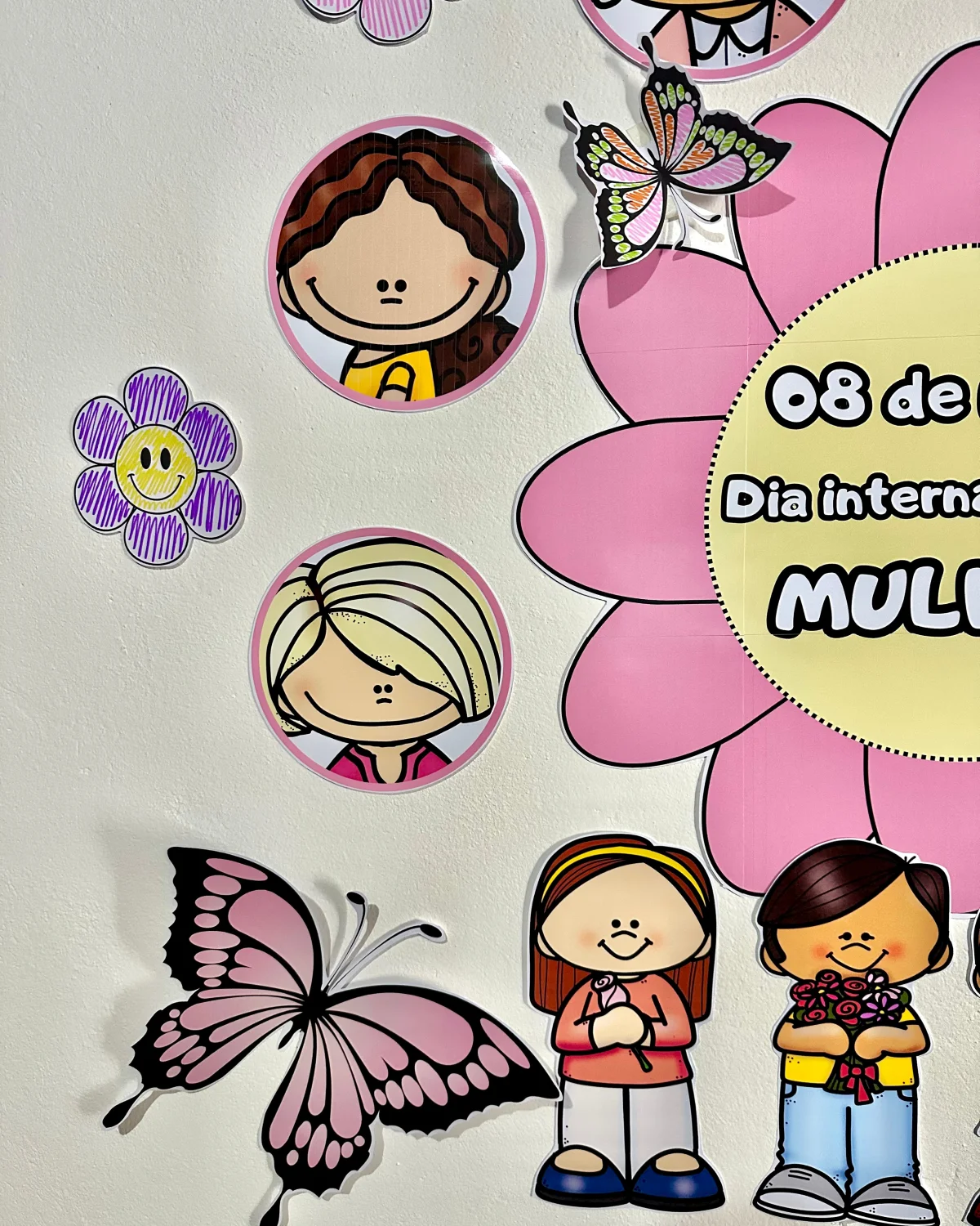 Painel Decorativo - Dia Internacional da Mulher — amostra 5: O painel acompanha flores e borboletas para colorir,…