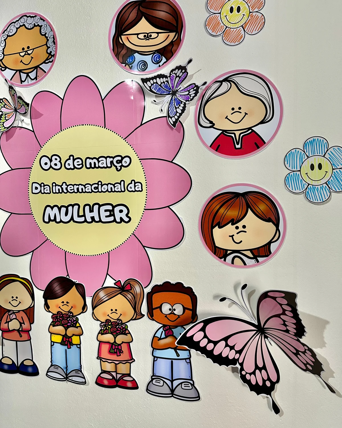 Painel Decorativo - Dia Internacional da Mulher — amostra 6: O painel acompanha flores e borboletas para colorir,…