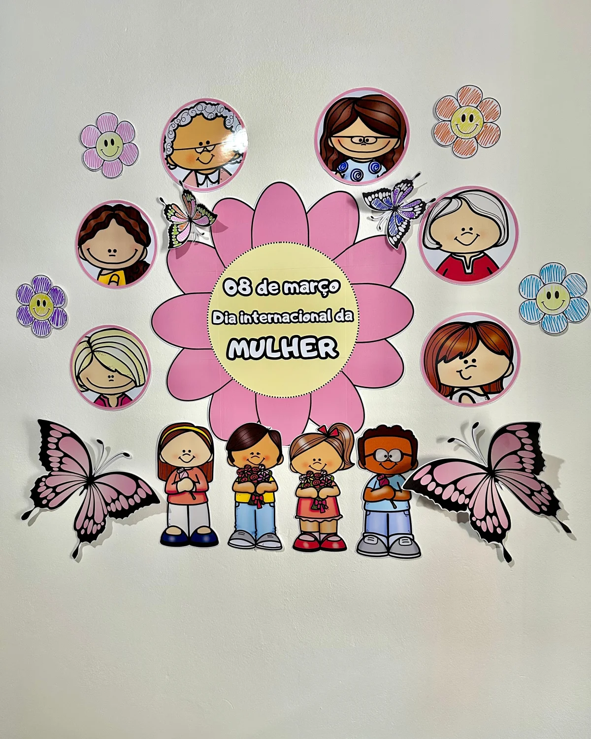 Painel Decorativo - Dia Internacional da Mulher — amostra 7: O painel acompanha flores e borboletas para colorir,…