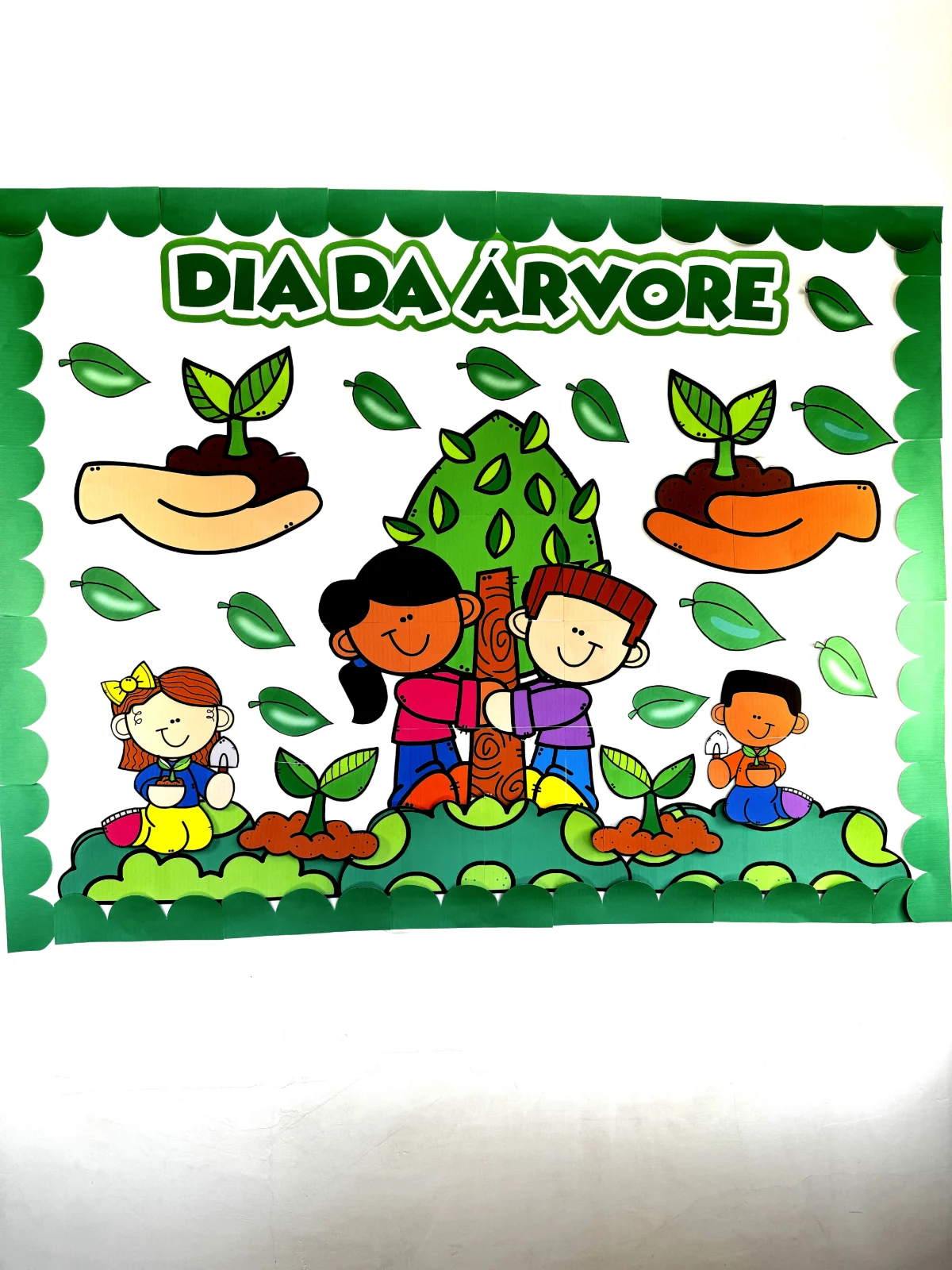 Painel dia da Árvore para educação infantil — amostra 5: "🌳🌱 Celebrando o Dia da Árvore com este painel cheio de cor e vida