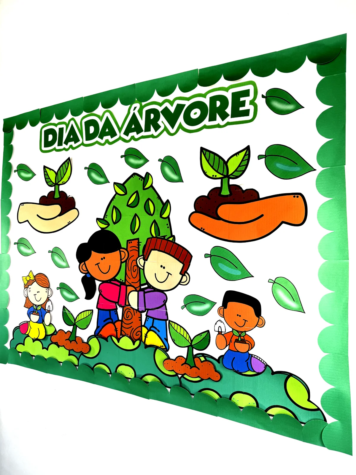 Painel dia da Árvore para educação infantil — amostra 7: "🌳🌱 Celebrando o Dia da Árvore com este painel cheio de cor e vida