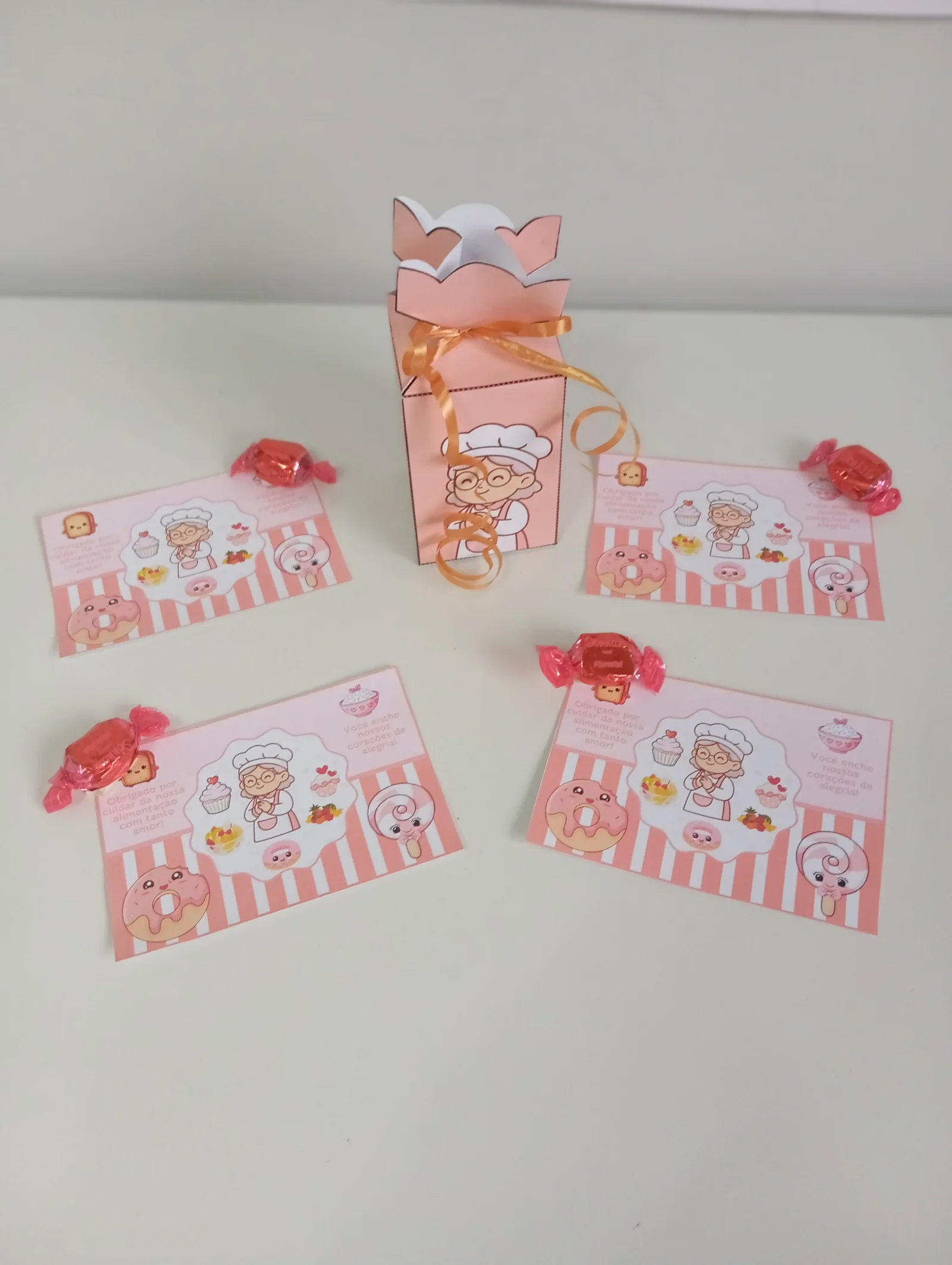 🍎 Painel Dia da Merendeira + Cartãozinho + Caixinha 🍴 — amostra 4: Um kit cheio de carinho para celebrar o Dia da… 🍎 Painel Dia da Merendeira + Cartãozinho + Caixinha 🍴 — amostra 4: Um kit cheio de carinho para celebrar o Dia da…
