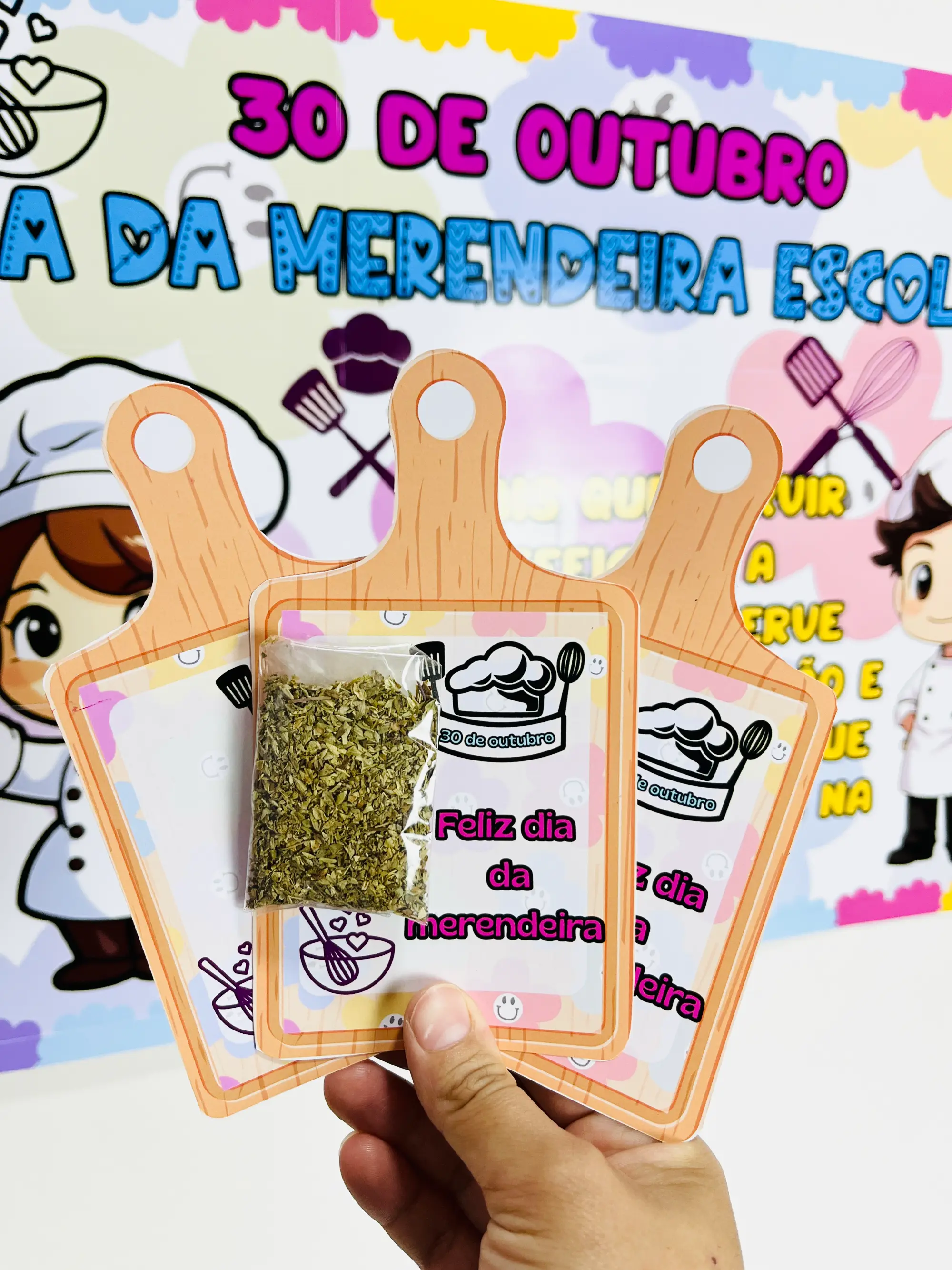 PAINEL DIA DA MERENDEIRA ESCOLAR – LÚDICA - ANOS INICIAIS E INFANTIL — amostra 7: No dia 30 de outubro, Dia da Merendeira…