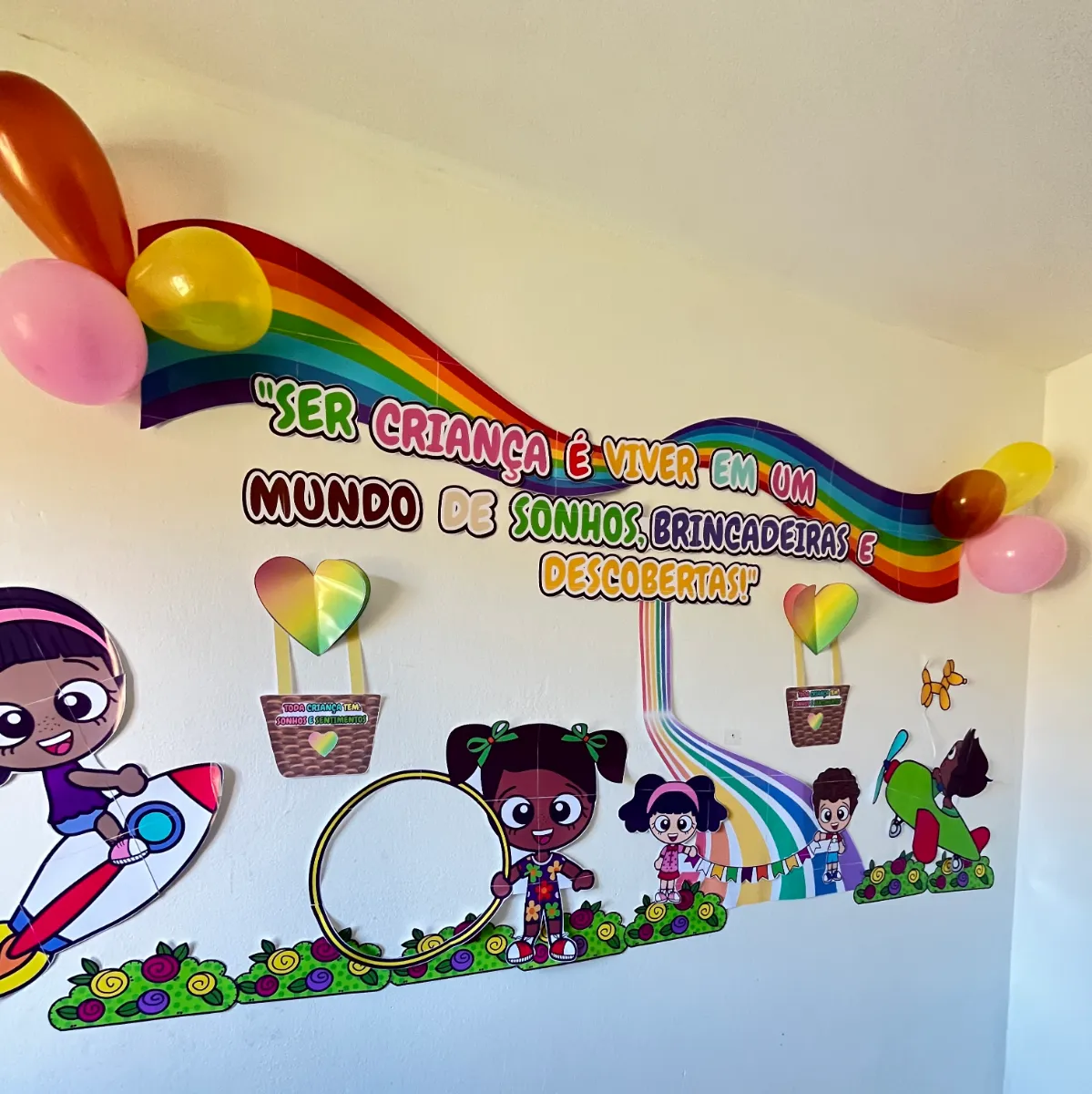 Painel Dia das Crianças para decorar a escola — amostra 3: Lindo painel ampliado para decoração escolar e para deixar a…