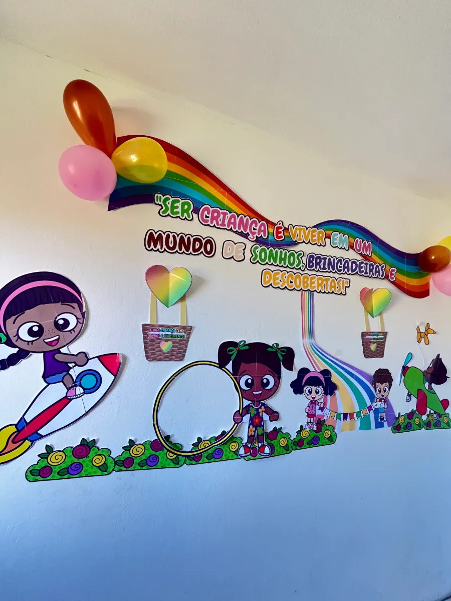 Painel Dia das Crianças para decorar a escola — amostra 4: Lindo painel ampliado para decoração escolar e para deixar a…
