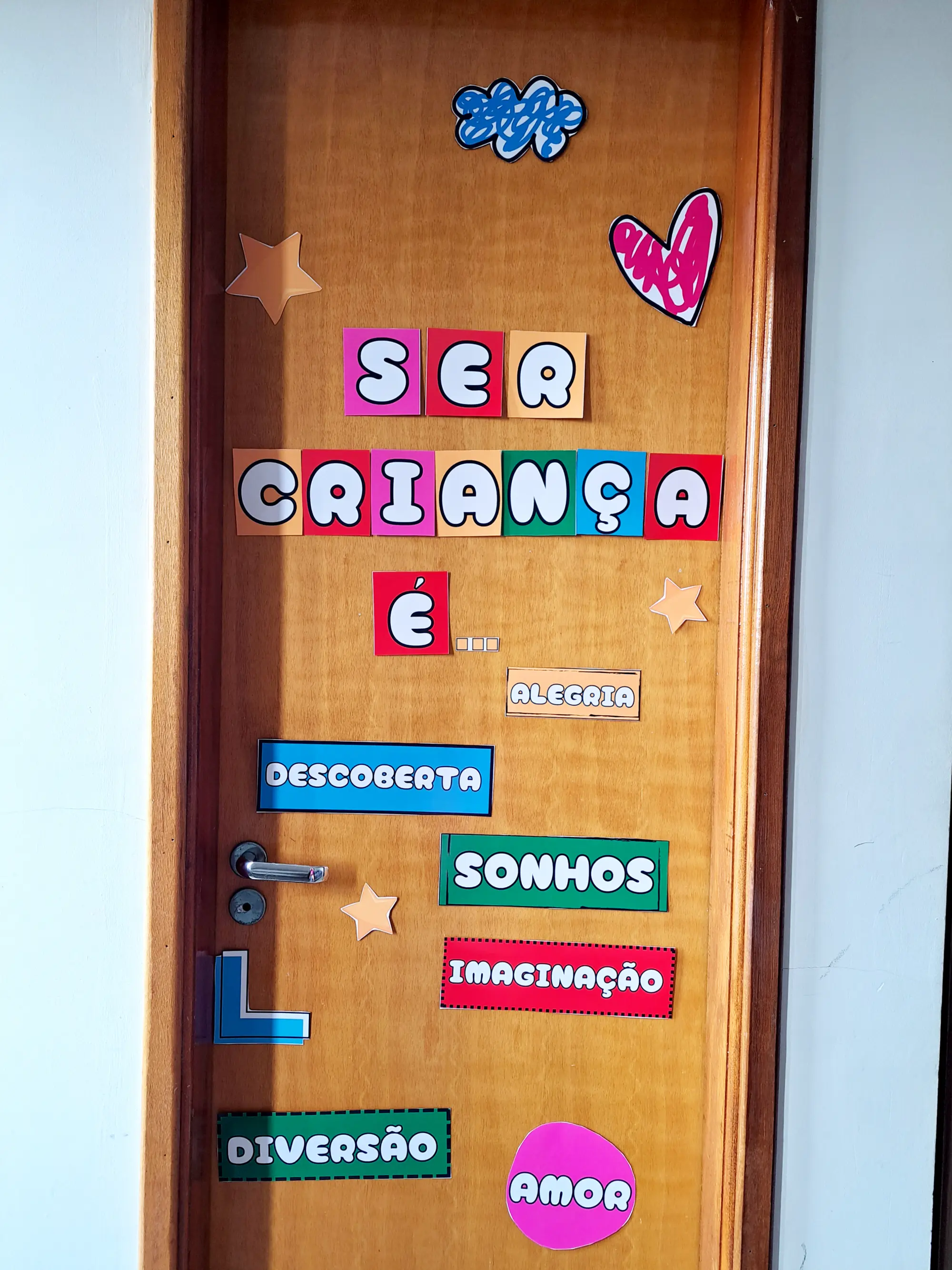 PAINEL DIA DAS CRIANÇAS- PORTA DA SALA - ARTE — amostra 1: O Painel Dia das Crianças – Porta da Sala traz a mensagem “Ser…