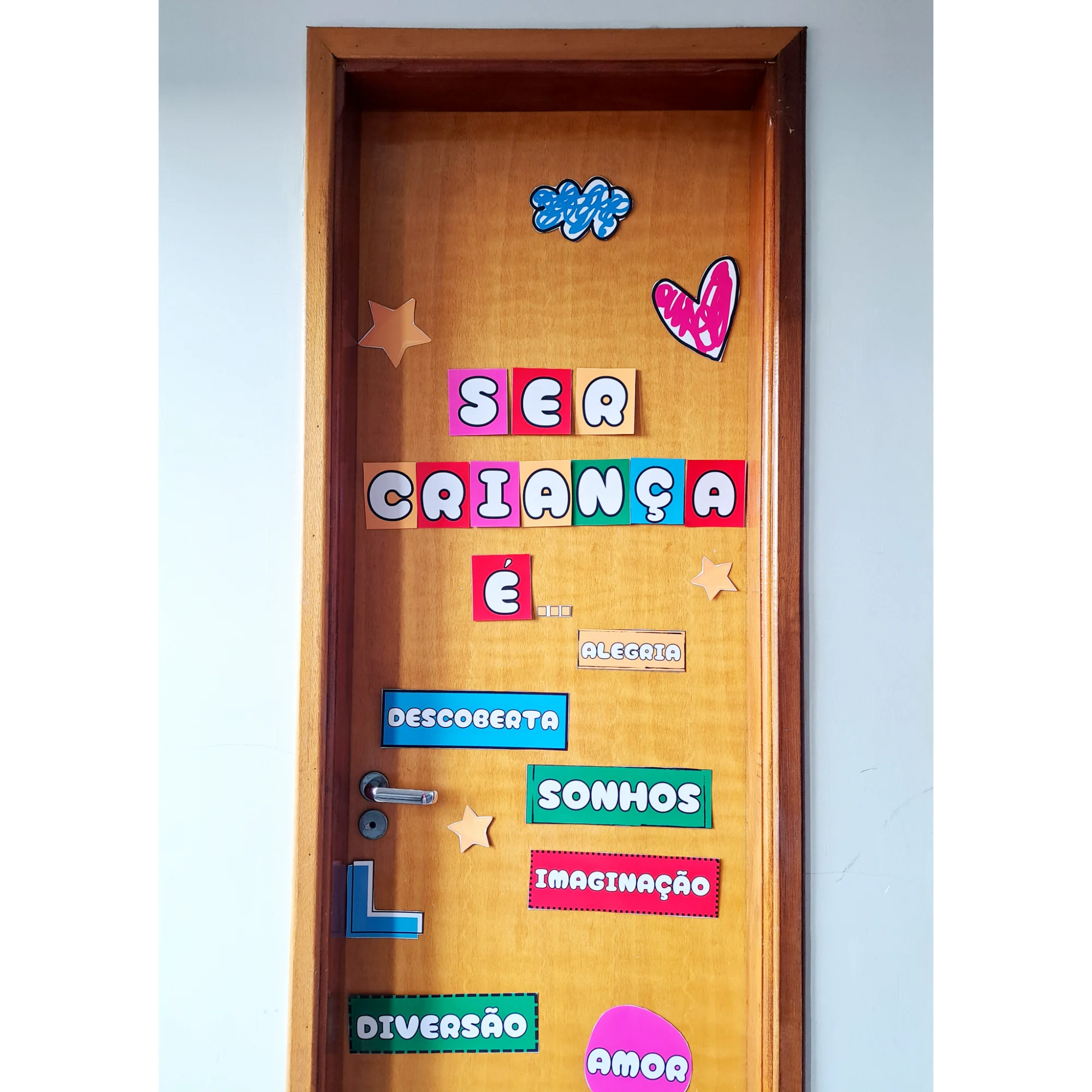 PAINEL DIA DAS CRIANÇAS- PORTA DA SALA - ARTE — amostra 2: O Painel Dia das Crianças – Porta da Sala traz a mensagem “Ser…