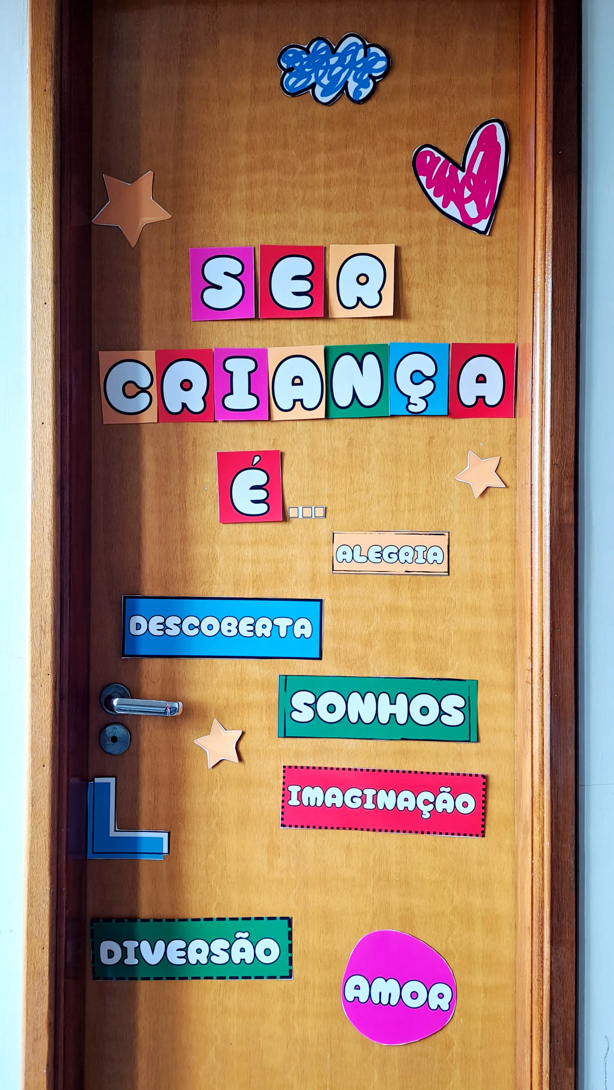 PAINEL DIA DAS CRIANÇAS- PORTA DA SALA - ARTE — amostra 3: O Painel Dia das Crianças – Porta da Sala traz a mensagem “Ser…