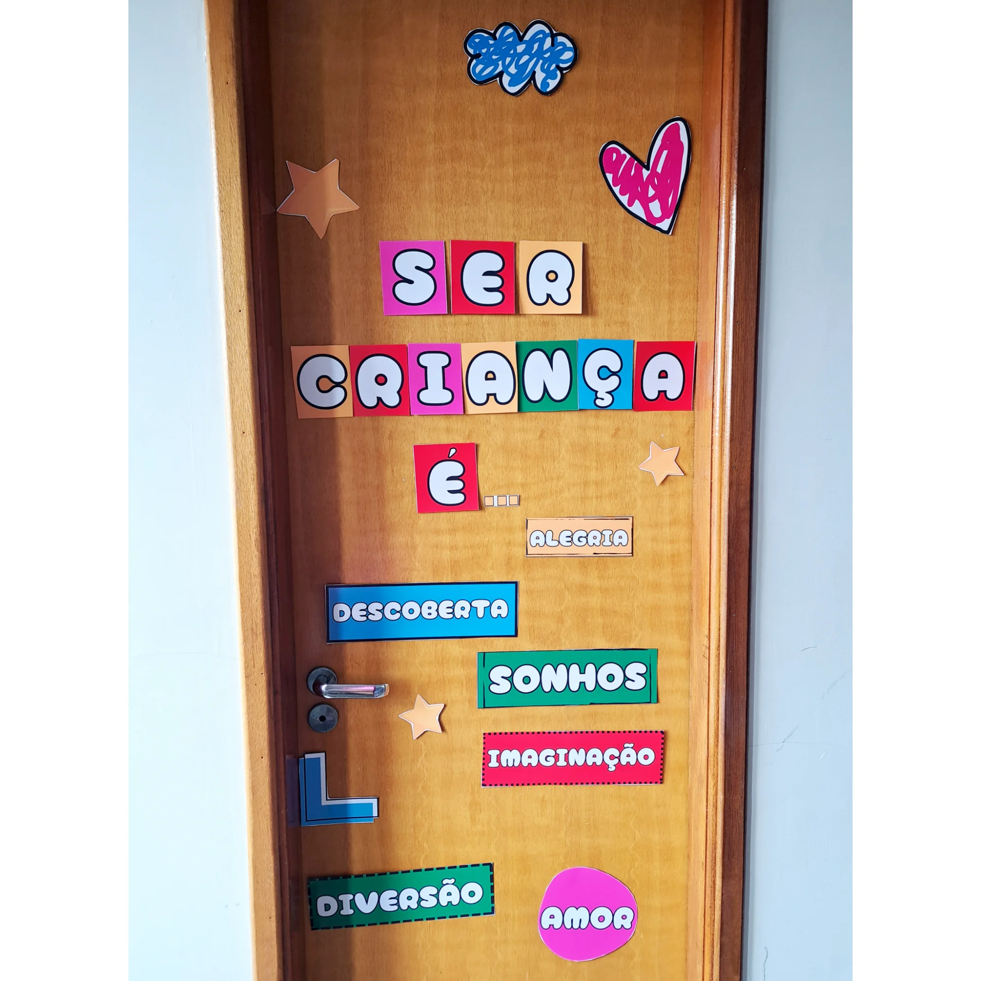 PAINEL DIA DAS CRIANÇAS- PORTA DA SALA - ARTE — amostra 4: O Painel Dia das Crianças – Porta da Sala traz a mensagem “Ser…