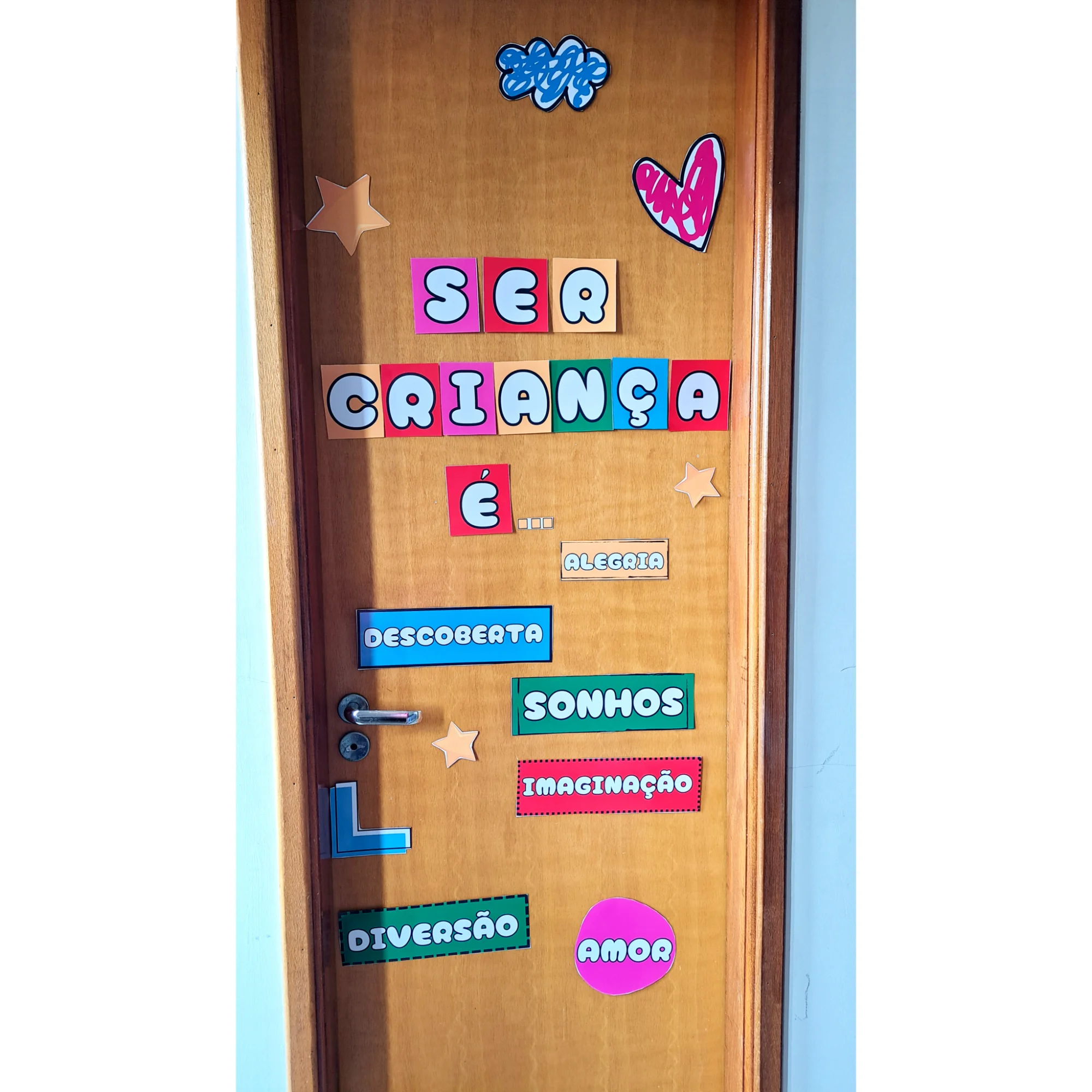 PAINEL DIA DAS CRIANÇAS- PORTA DA SALA - ARTE — amostra 5: O Painel Dia das Crianças – Porta da Sala traz a mensagem “Ser…