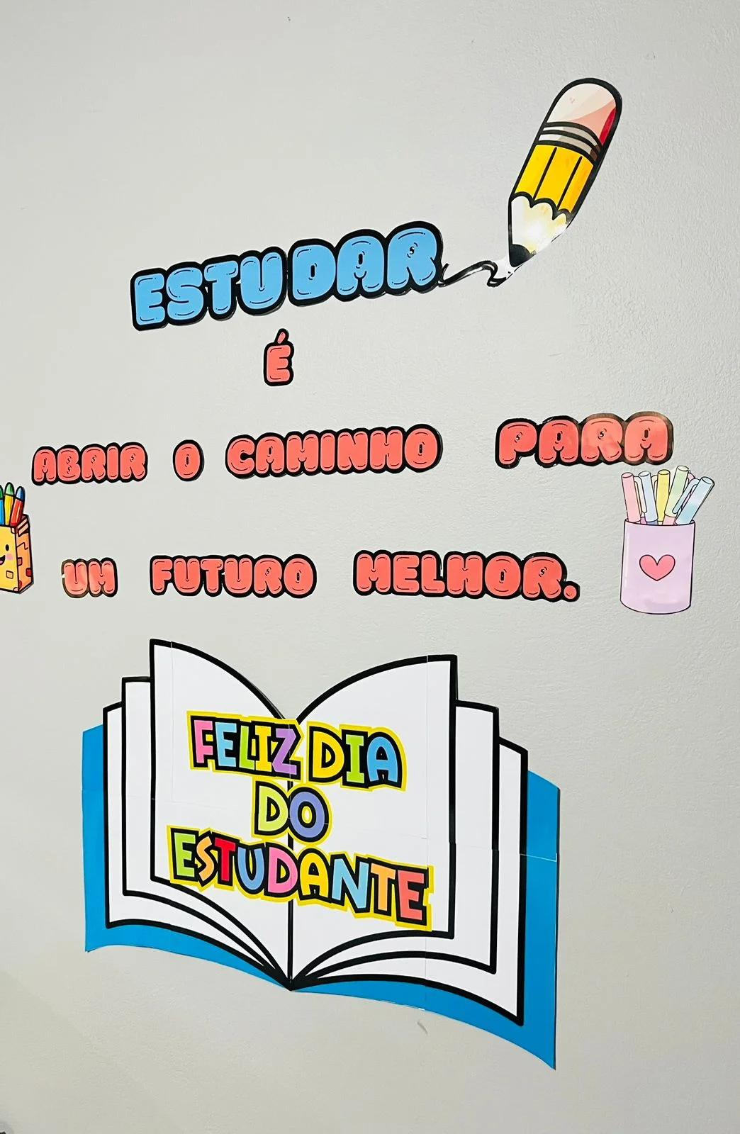PAINEL DIA DO ESTUDANTE – PDF para Imprimir — amostra 5: Celebre o Dia do Estudante com um painel criativo e encantador,…