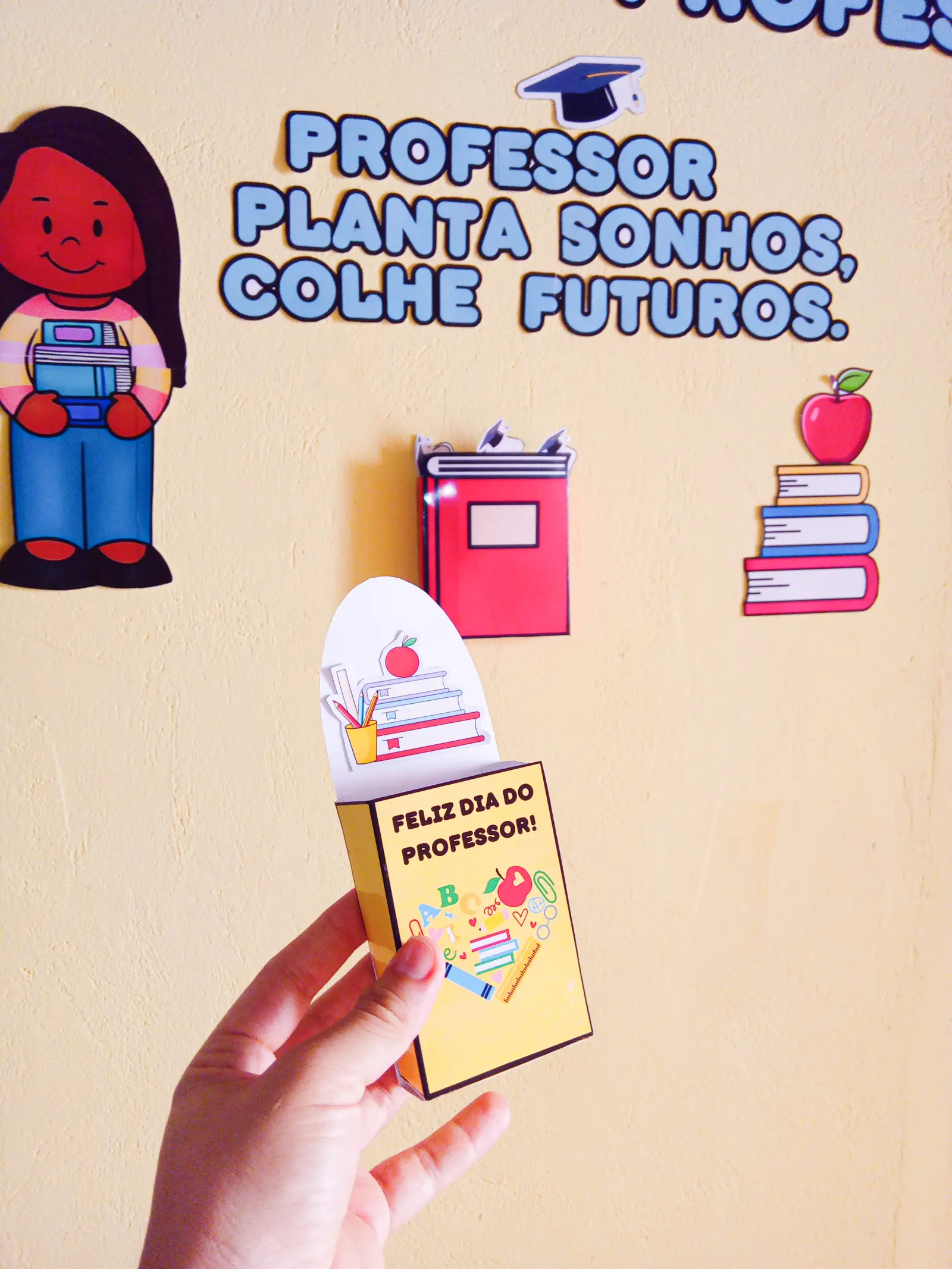 Painel Dia do Professor - Ideal para decorar salas de aula — amostra 3: “Professor planta sonhos, colhe futuros”, além de…