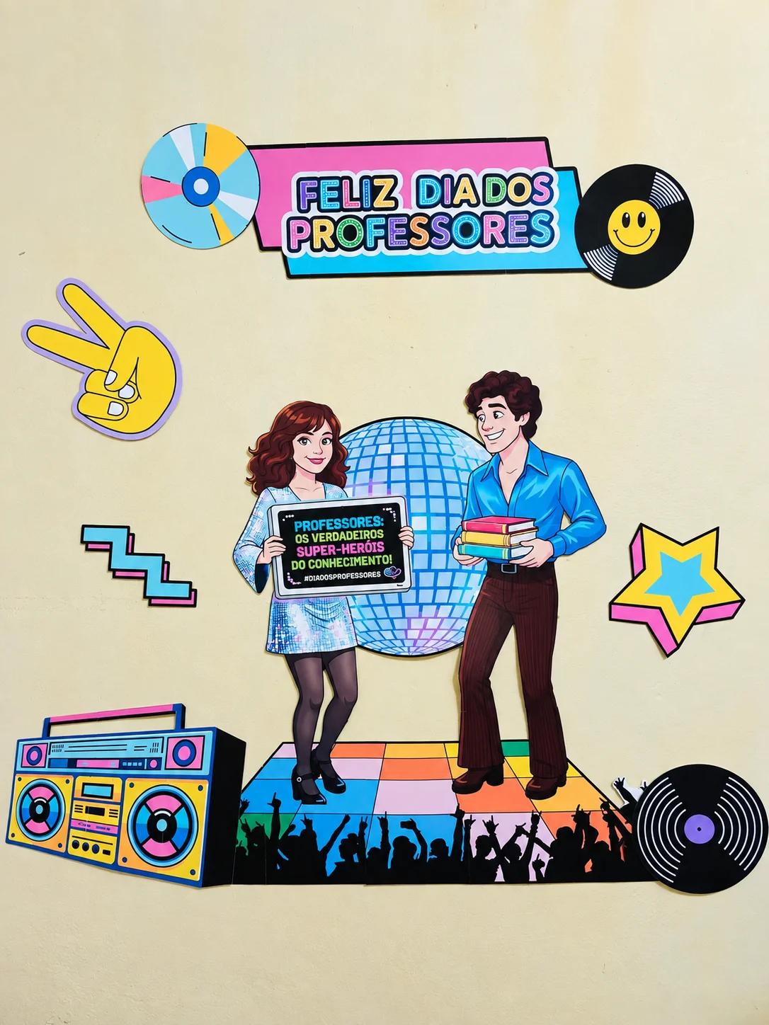 PAINEL DIA DOS PROFESSORES - TEMA ANOS 80 — amostra 3: Painel Dia dos Professores – Tema Anos 80 Um painel colorido,…