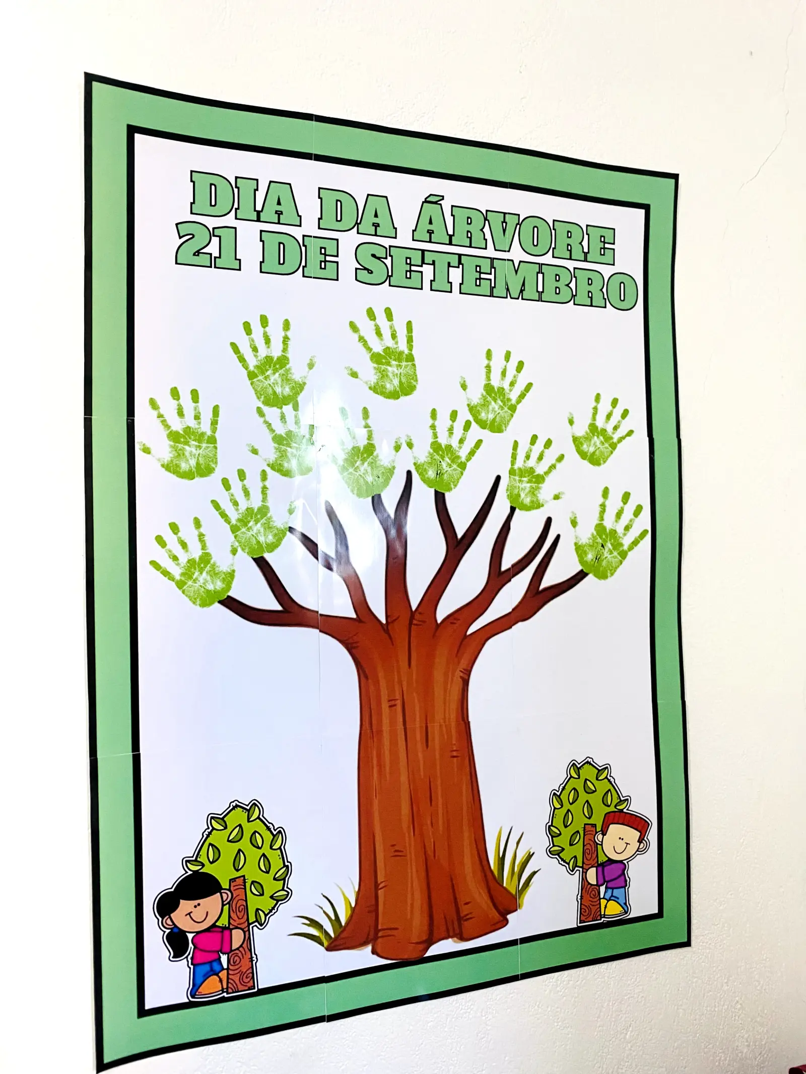 Painel Interativo Dia da Árvore – Carimbo das Mãos — amostra 3: Painel interativo para o Dia da Árvore com pintura das…