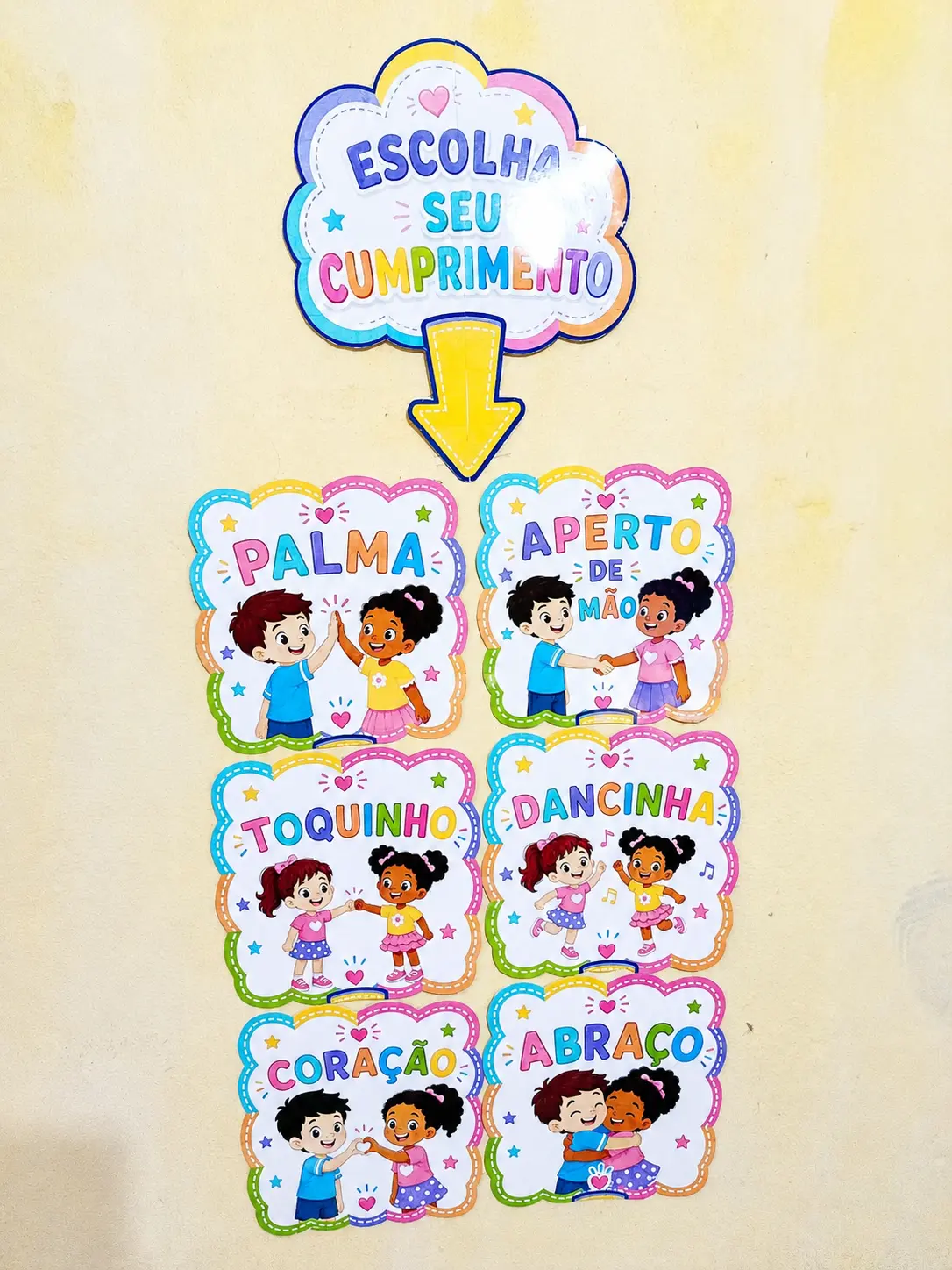 Painel Interativo – Escolha Seu Cumprimento — amostra 1: O que vem no material