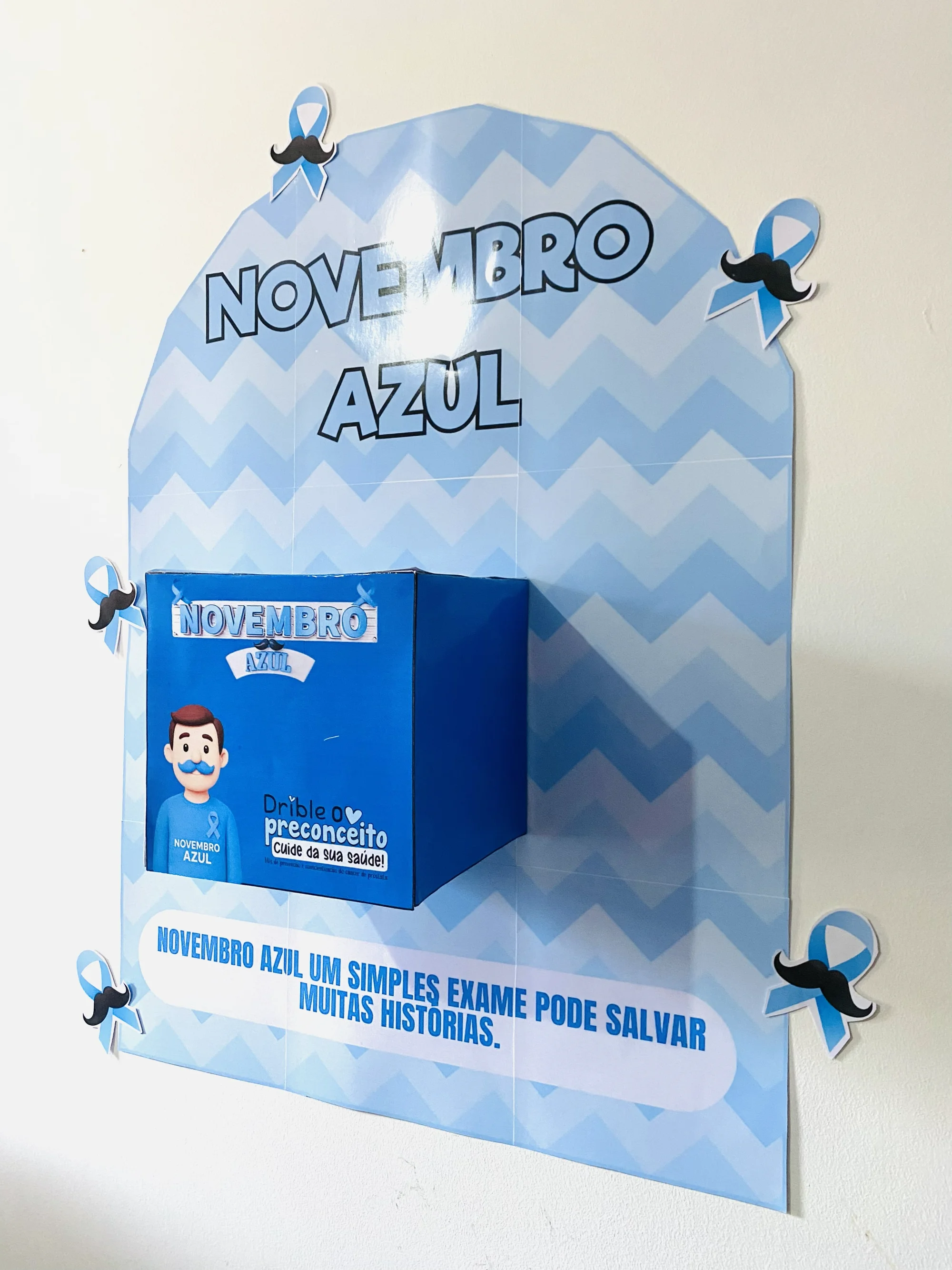 Painel Novembro Azul com Caixa e 24 Fichas Educativas — amostra 2: O material combina decoração temática e fichas…