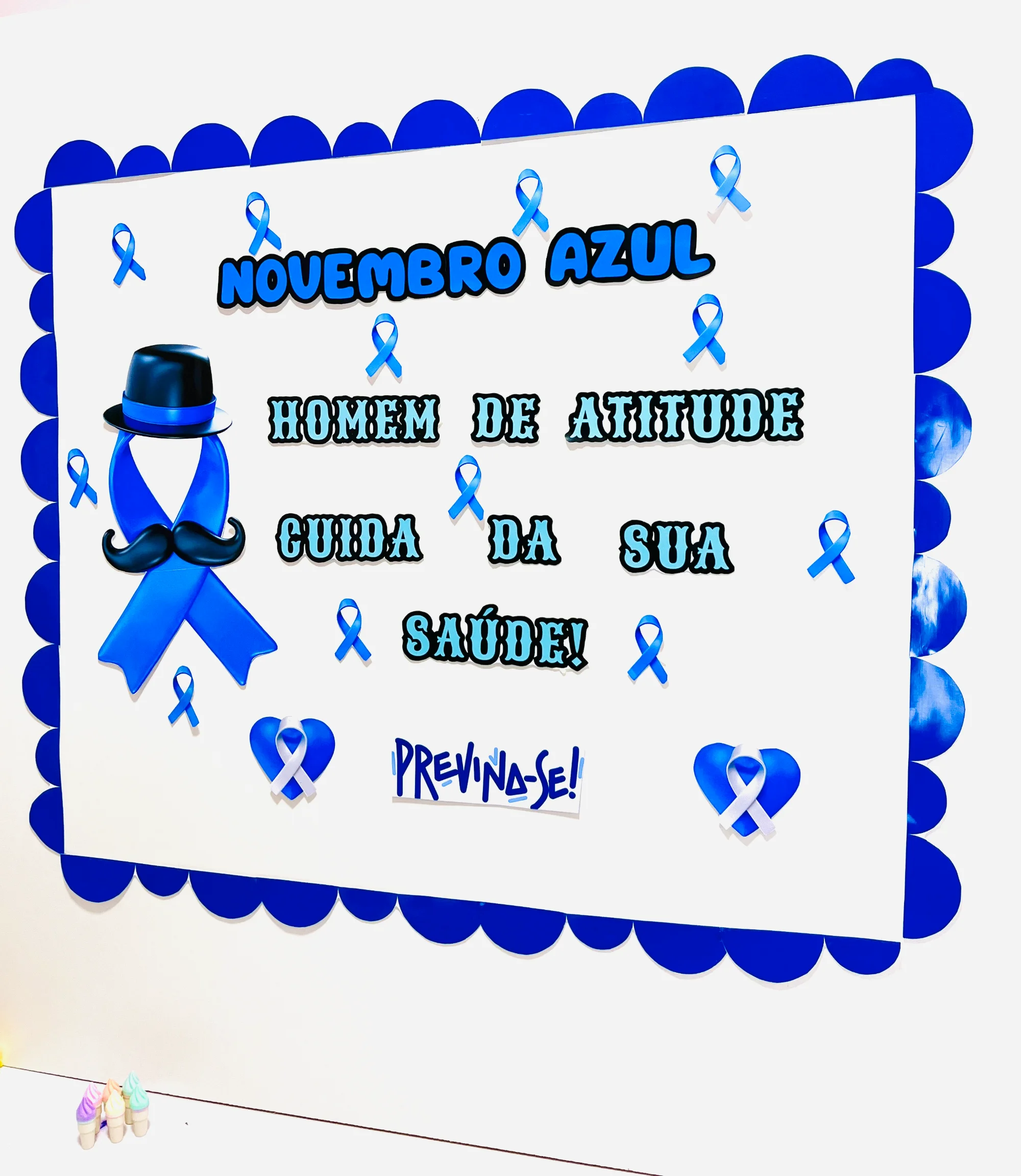 Painel Novembro Azul – Decoração Escolar em PDF — amostra 2: Com decoração em tons de azul, laços simbólicos e mensagens de…