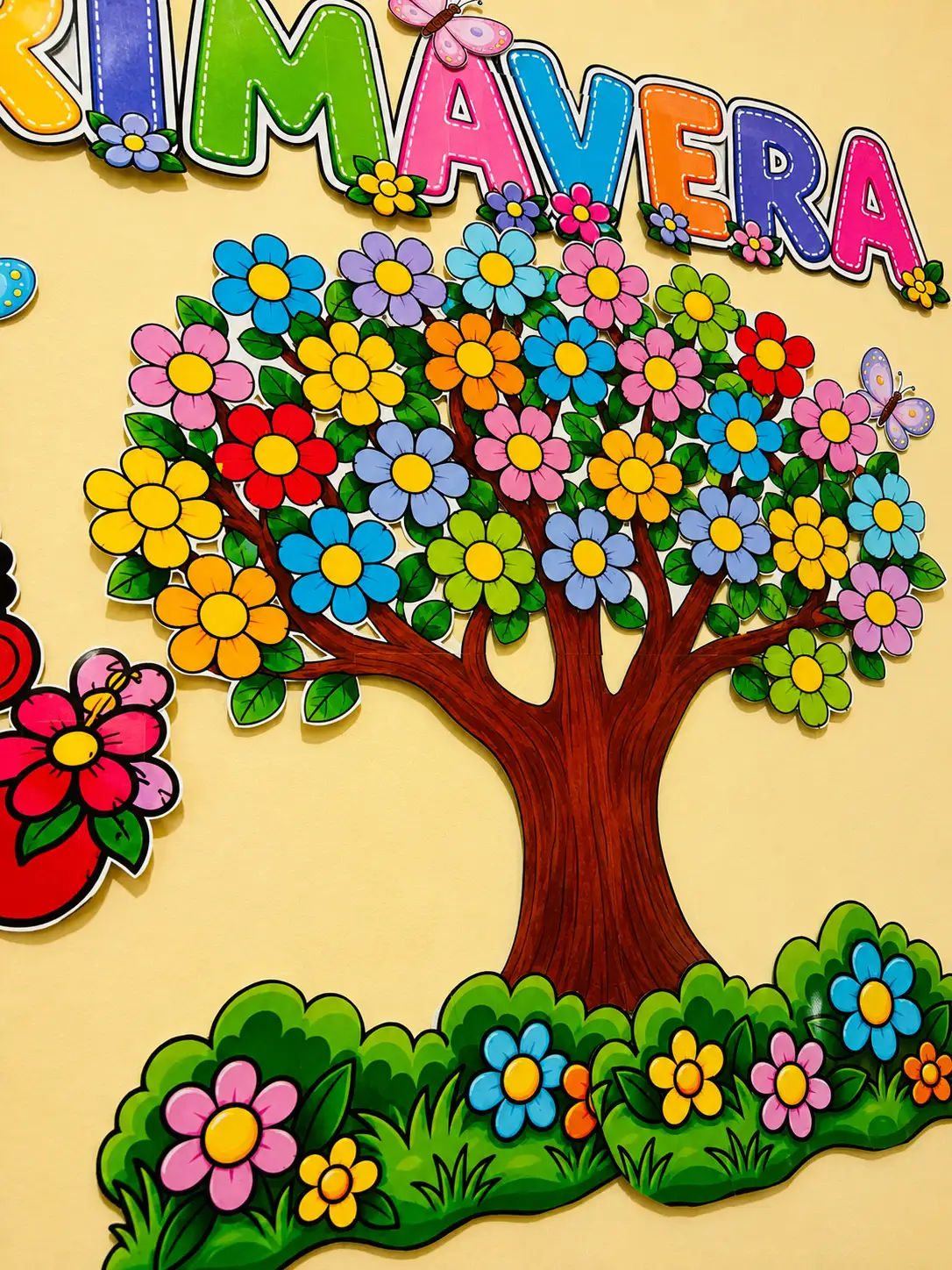 Painel Primavera para Decoração da Sala de Aula — amostra 3: Painel colorido de Primavera com árvore florida, personagens,…