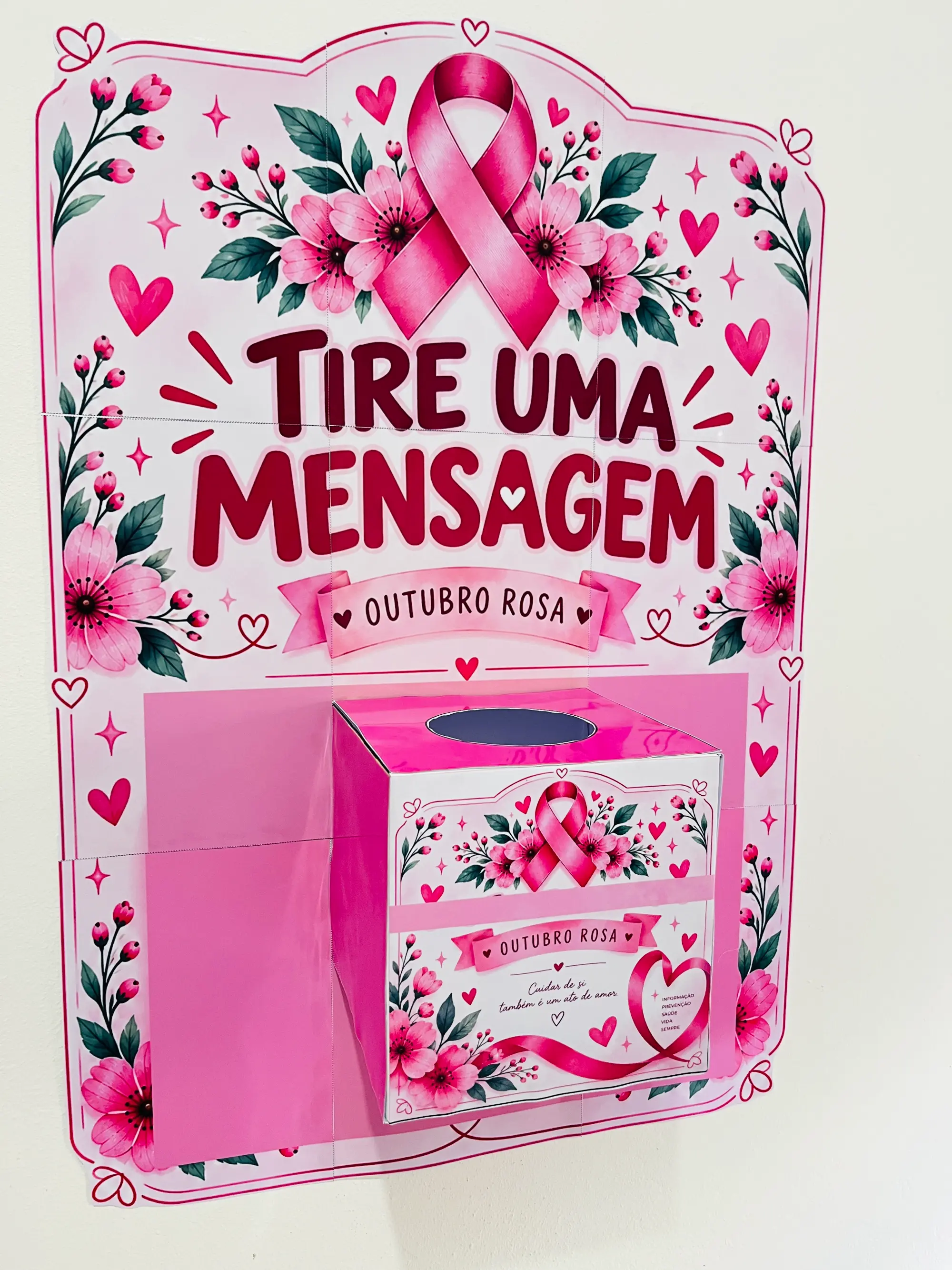 Painel “Tire uma Mensagem” – Outubro Rosa — amostra 3: Painel interativo de Outubro Rosa com caixa para retirar mensagens…