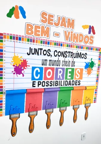 Painel Volta As Aulas – PDF para Imprimir | Educação Infantil — amostra 4: Com um visual colorido, inspirado no universo…