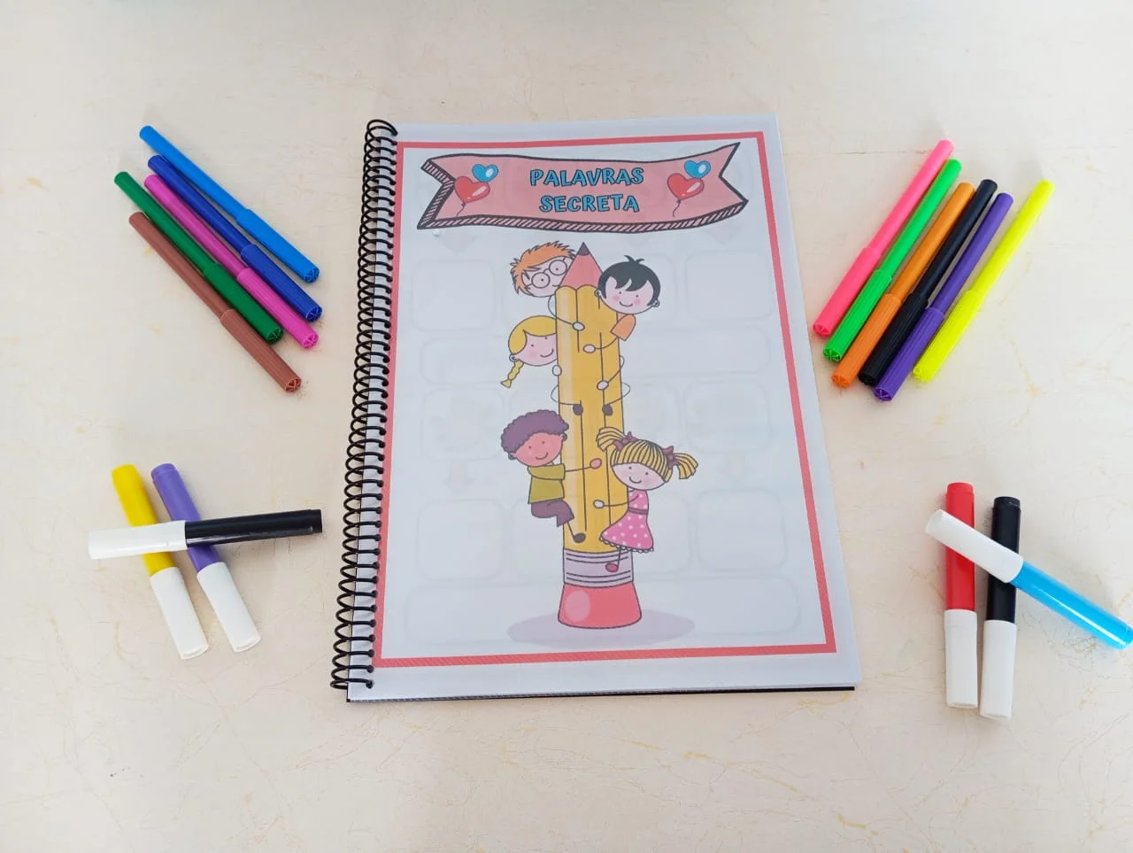 Palavras Secretas: Descobrindo Letras e Palavras! — amostra 6: Debaixo de cada desenho, há uma linha onde a criança deve…