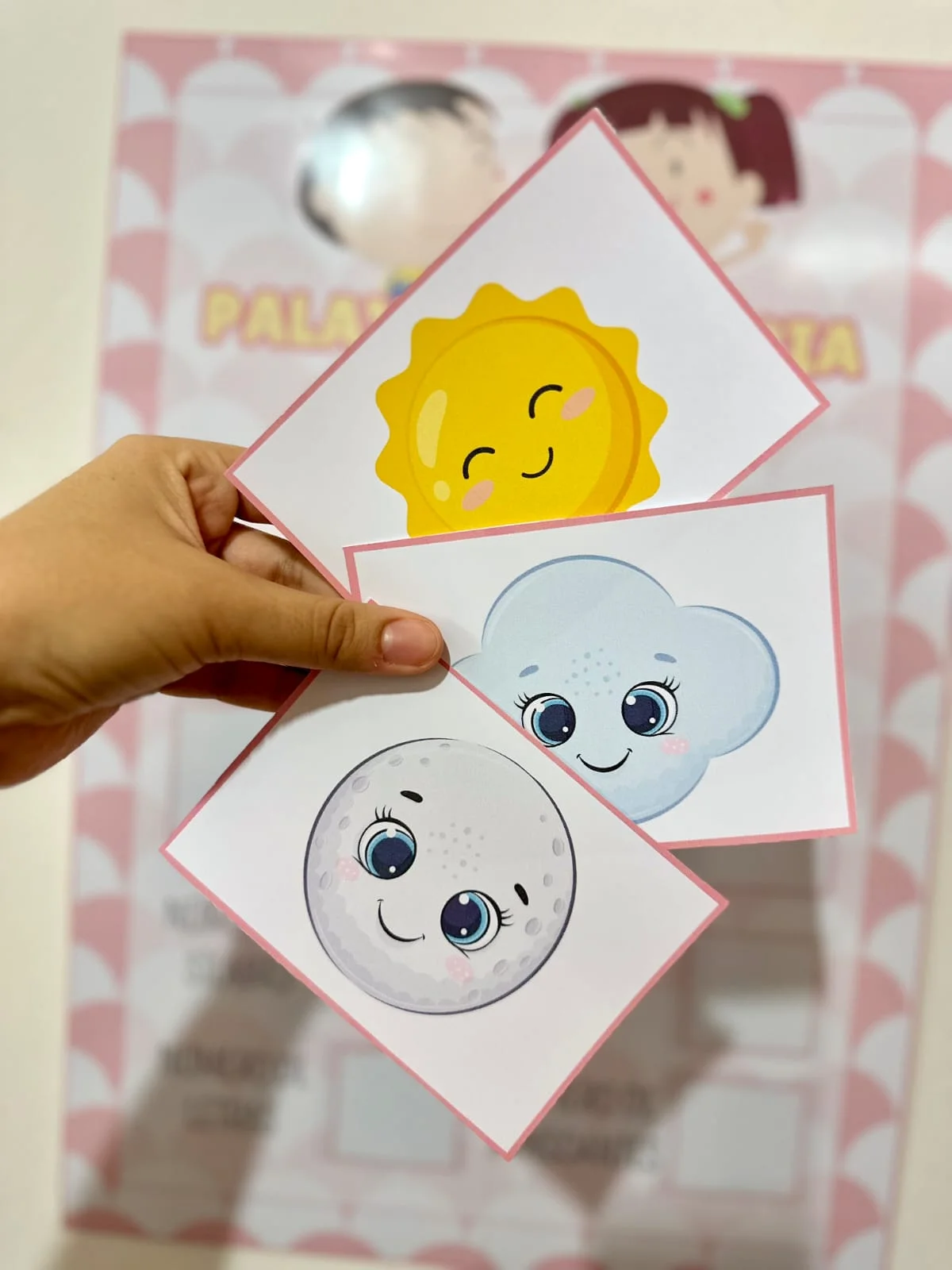 Palavrinha do dia — amostra 1: ⭐ O arquivo possue 26 páginas, contendo o cartaz já ampliado ( 4 folhas A4) ⭐ Inclui uma… Palavrinha do dia — amostra 1: ⭐ O arquivo possue 26 páginas, contendo o cartaz já ampliado ( 4 folhas A4) ⭐ Inclui uma…