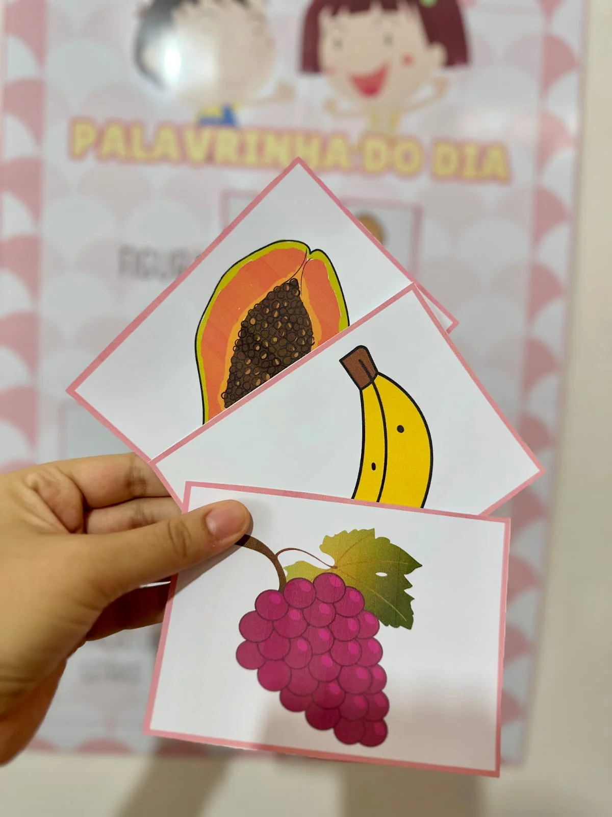 Palavrinha do dia — amostra 2: ⭐ O arquivo possue 26 páginas, contendo o cartaz já ampliado ( 4 folhas A4) ⭐ Inclui uma… Palavrinha do dia — amostra 2: ⭐ O arquivo possue 26 páginas, contendo o cartaz já ampliado ( 4 folhas A4) ⭐ Inclui uma…