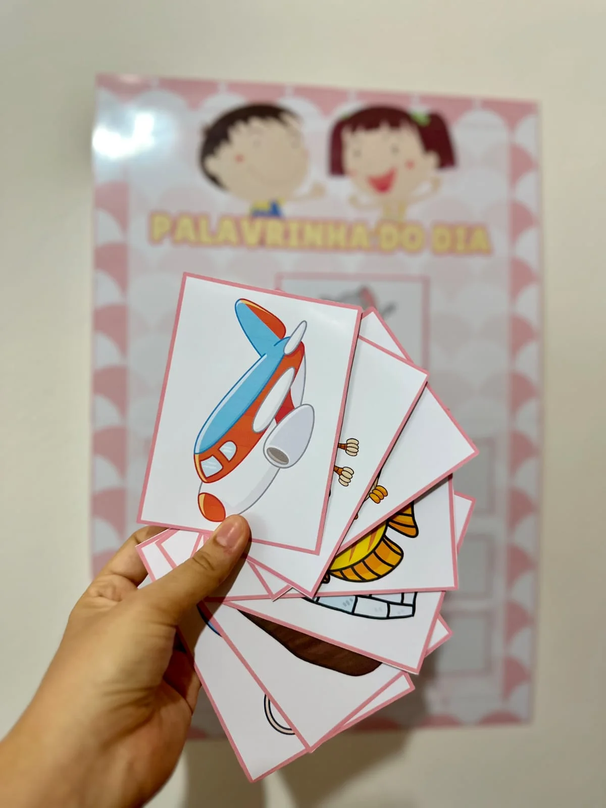 Palavrinha do dia — amostra 3: ⭐ O arquivo possue 26 páginas, contendo o cartaz já ampliado ( 4 folhas A4) ⭐ Inclui uma… Palavrinha do dia — amostra 3: ⭐ O arquivo possue 26 páginas, contendo o cartaz já ampliado ( 4 folhas A4) ⭐ Inclui uma…