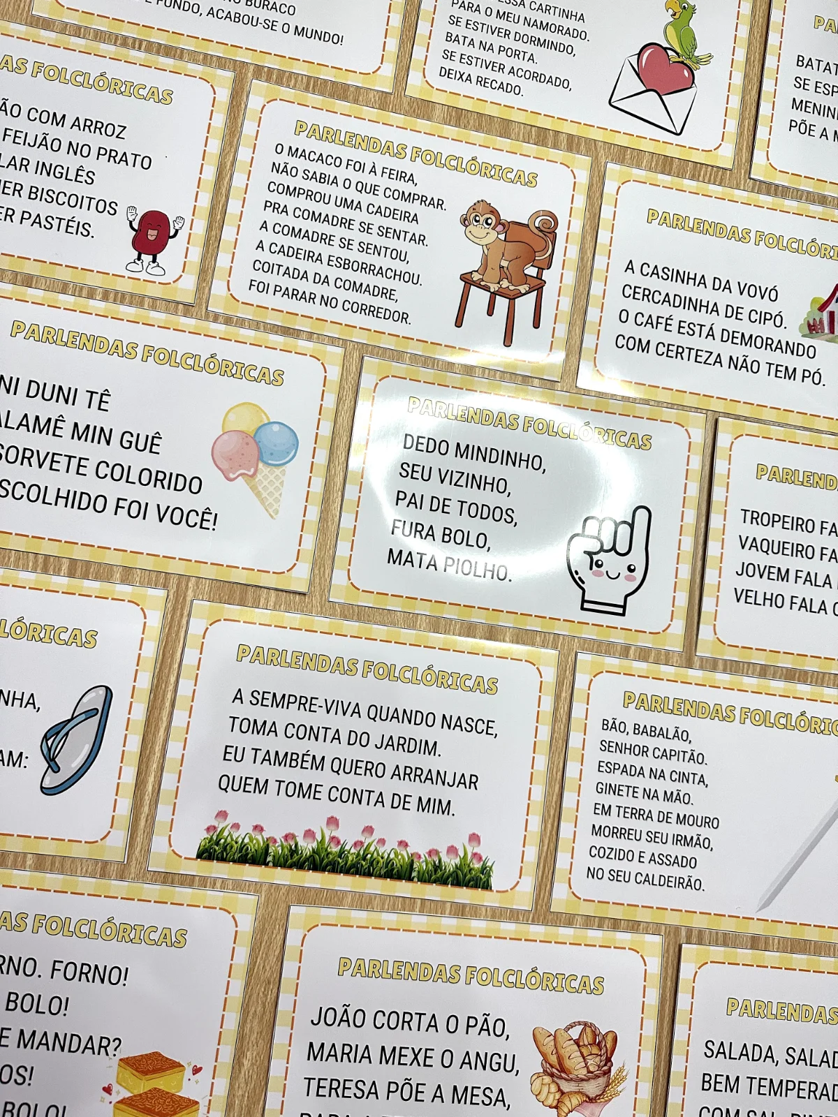 Parlendas Folclóricas - 34 Parlendas + Caixinha para Guardar — amostra 3: Trabalhe oralidade, leitura e consciência… Parlendas Folclóricas - 34 Parlendas + Caixinha para Guardar — amostra 3: Trabalhe oralidade, leitura e consciência…