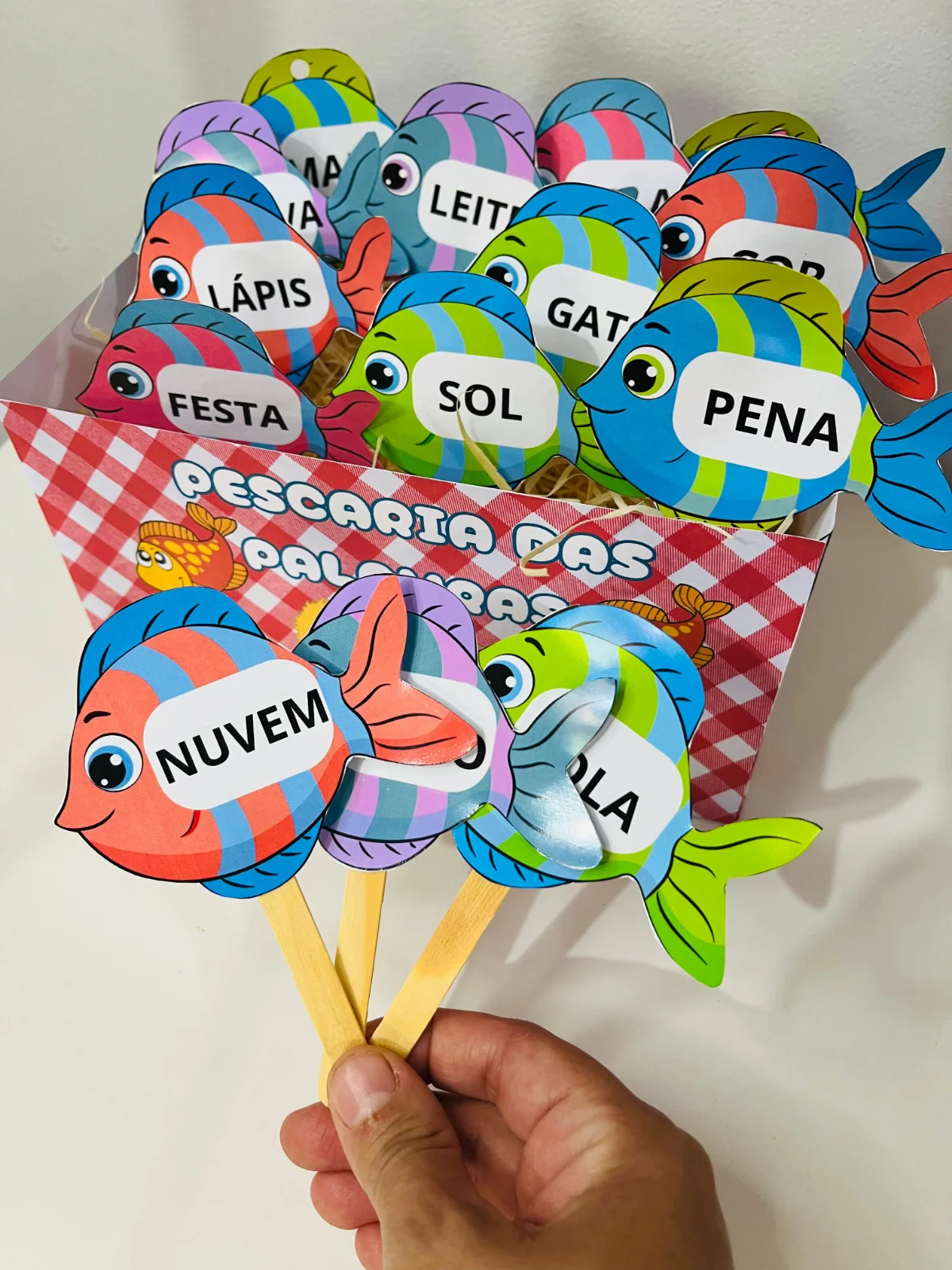 PESCARIA DAS PALAVRAS – DIVERSÃO E APRENDIZADO NO ARRAIÁ! — amostra 1: Transforme a tradicional pescaria da Festa Junina em…