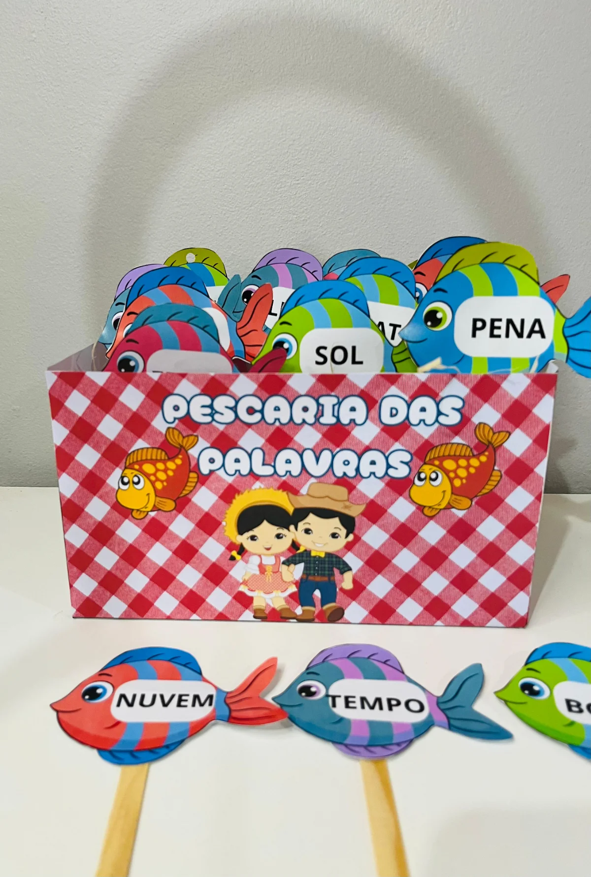 PESCARIA DAS PALAVRAS – DIVERSÃO E APRENDIZADO NO ARRAIÁ! — amostra 2: Transforme a tradicional pescaria da Festa Junina em…