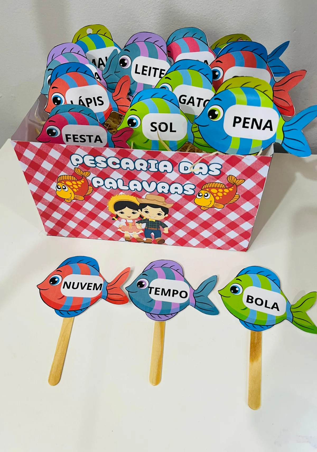 PESCARIA DAS PALAVRAS – DIVERSÃO E APRENDIZADO NO ARRAIÁ! — amostra 3: Transforme a tradicional pescaria da Festa Junina em…