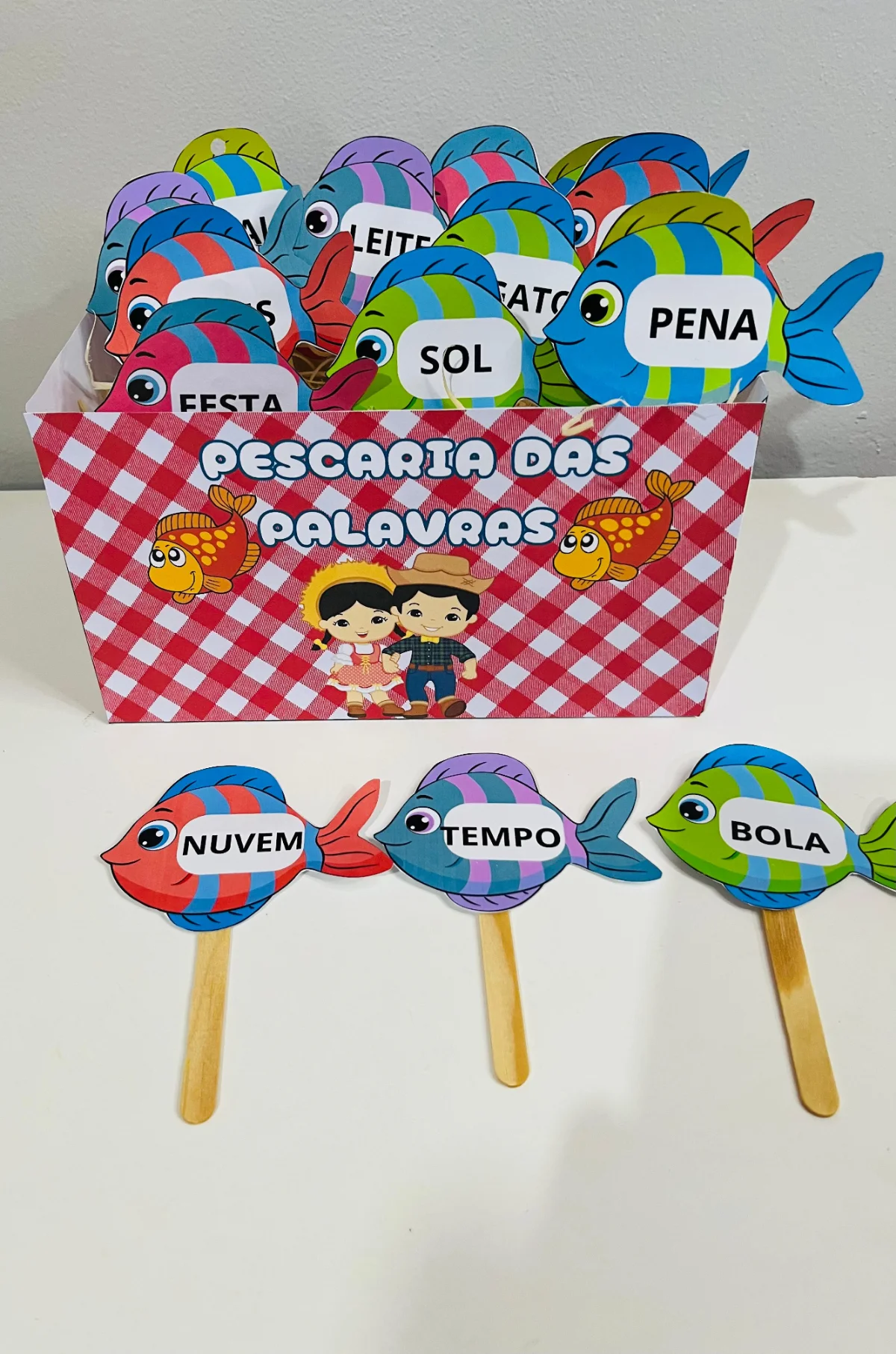 PESCARIA DAS PALAVRAS – DIVERSÃO E APRENDIZADO NO ARRAIÁ! — amostra 4: Transforme a tradicional pescaria da Festa Junina em…