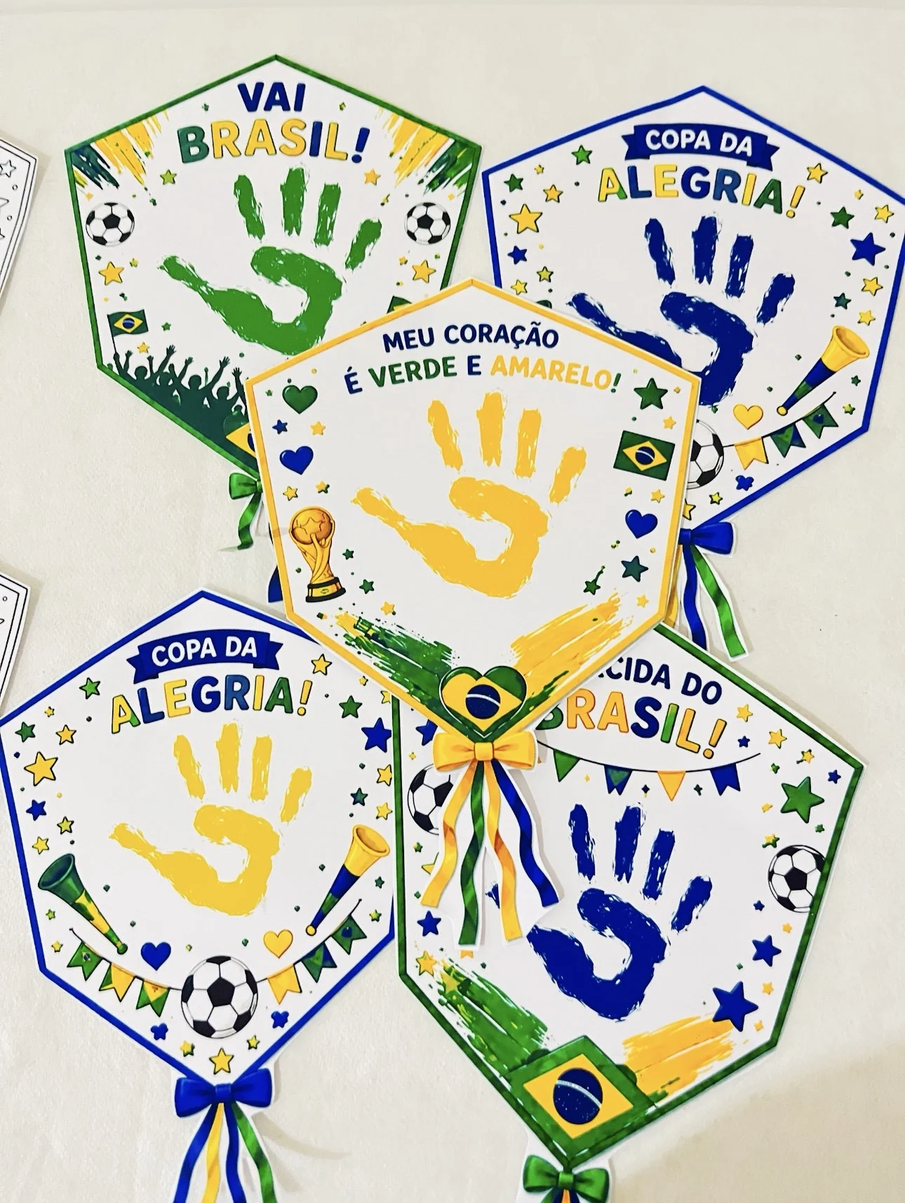 Pipa da copa — amostra 2: PIPAS DA COPA 🇧🇷 Atividade criativa com mãozinhas para deixar a torcida ainda mais divertida