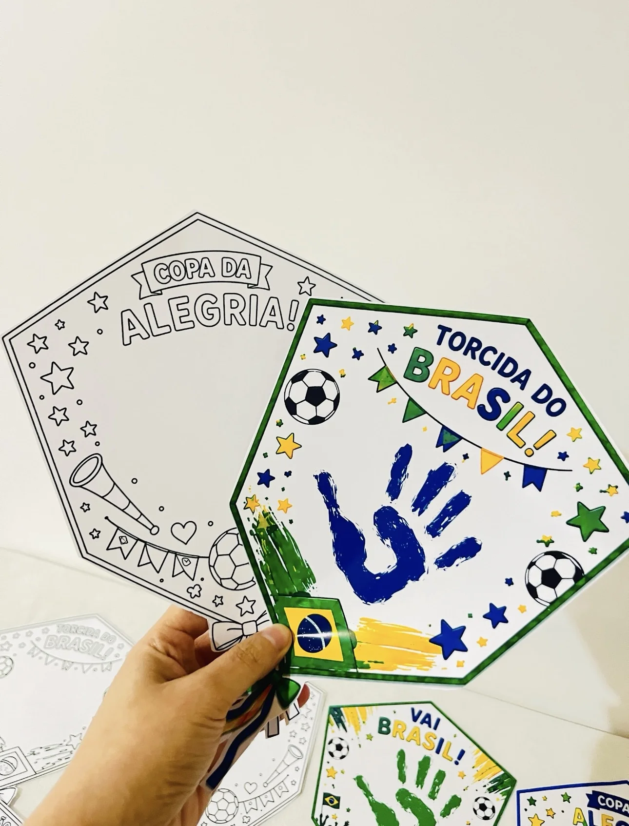 Pipa da copa — amostra 4: PIPAS DA COPA 🇧🇷 Atividade criativa com mãozinhas para deixar a torcida ainda mais divertida