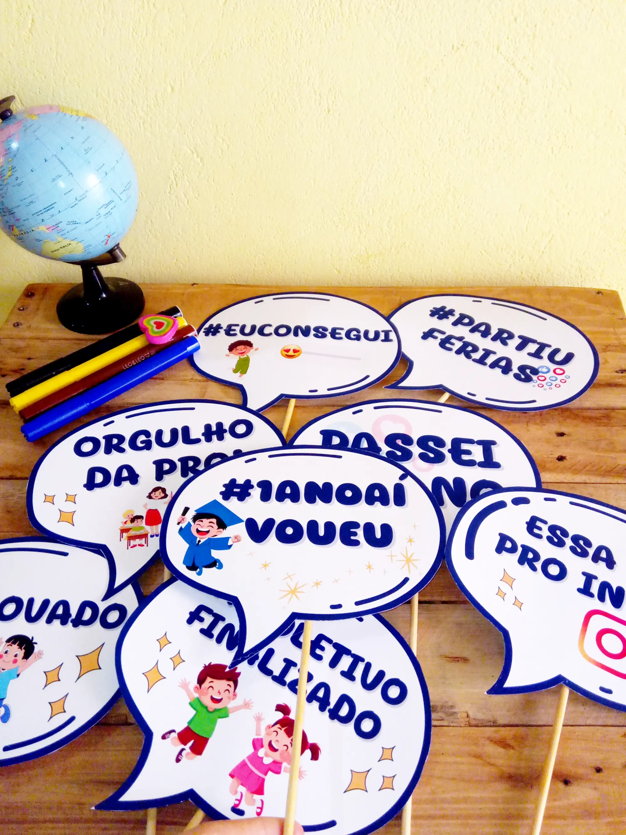 Plaquinhas para Fotos de Encerramento do Ano Letivo — amostra 2: Kit com 8 plaquinhas escolares para fotos de encerramento…