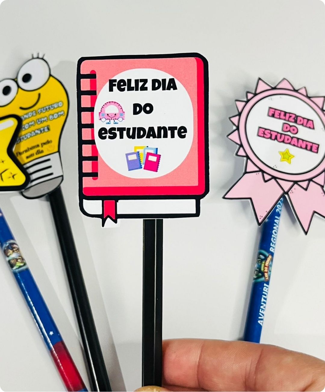 Ponteiras de lápis do Dia do Estudante para imprimir — amostra 1: Uma lembrança para entregar na sala de aula