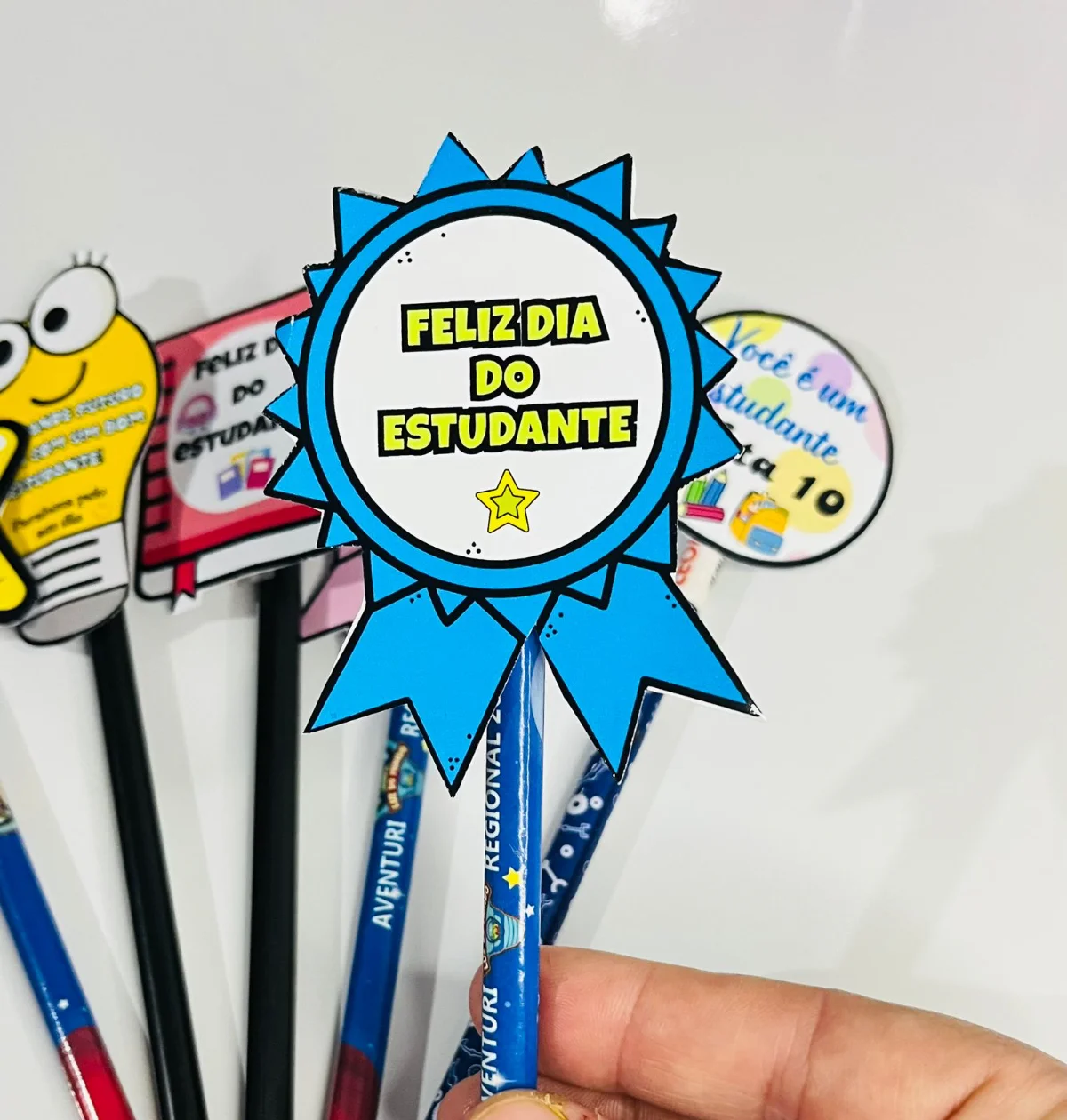 Ponteiras Dia do Estudante — amostra 3: Celebre o Dia do Estudante com lindas ponteiras para lápis