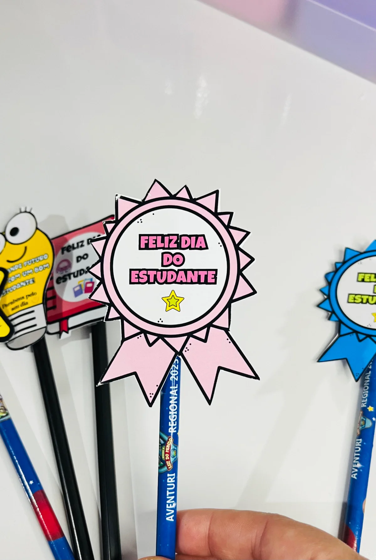 Ponteiras Dia do Estudante — amostra 7: Celebre o Dia do Estudante com lindas ponteiras para lápis