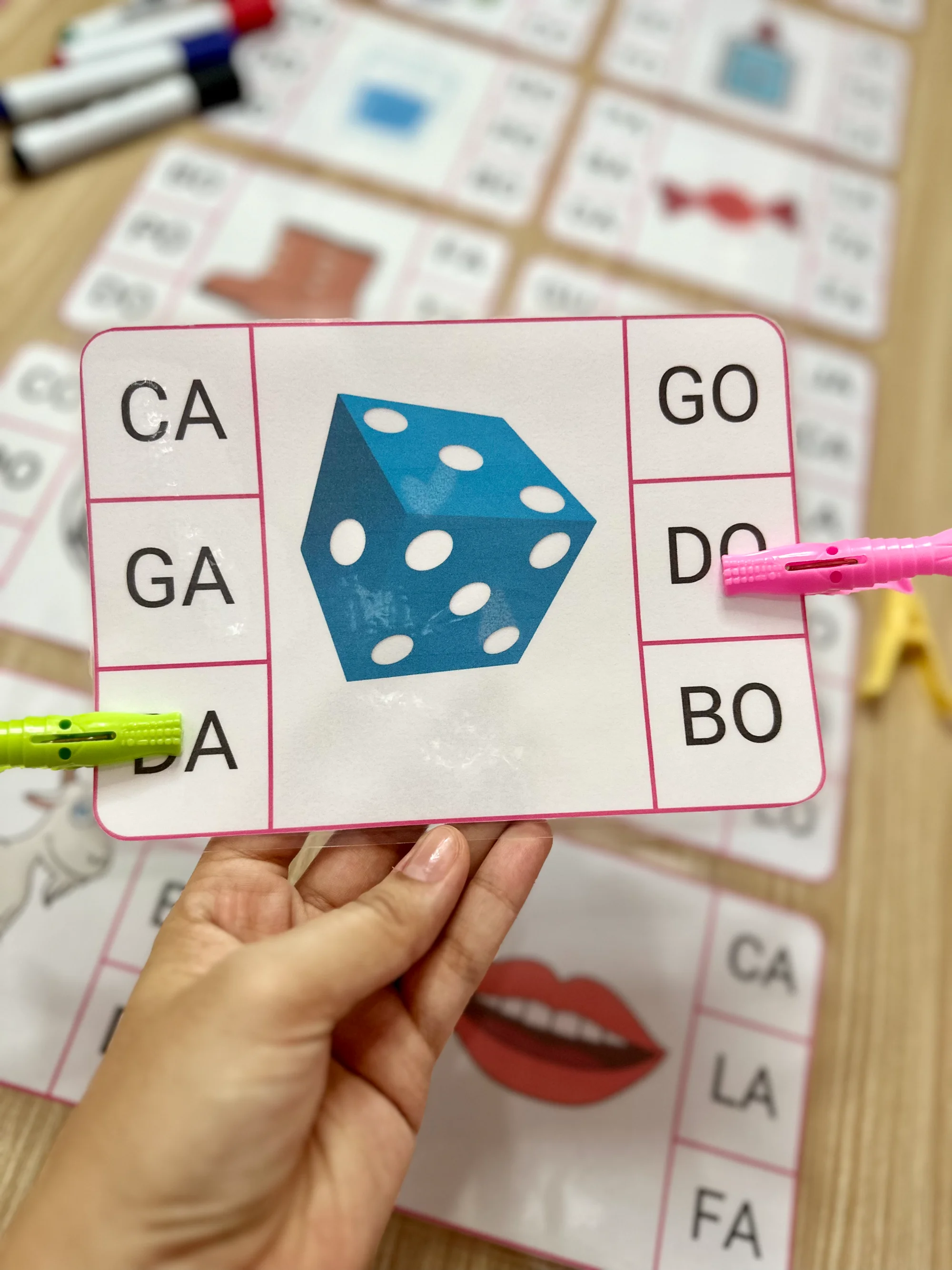 Recurso Marca Sílabas - Inclui 52 fichas — amostra 2: O Recurso Marca Sílabas inclui 52 fichas com palavras diferentes,…