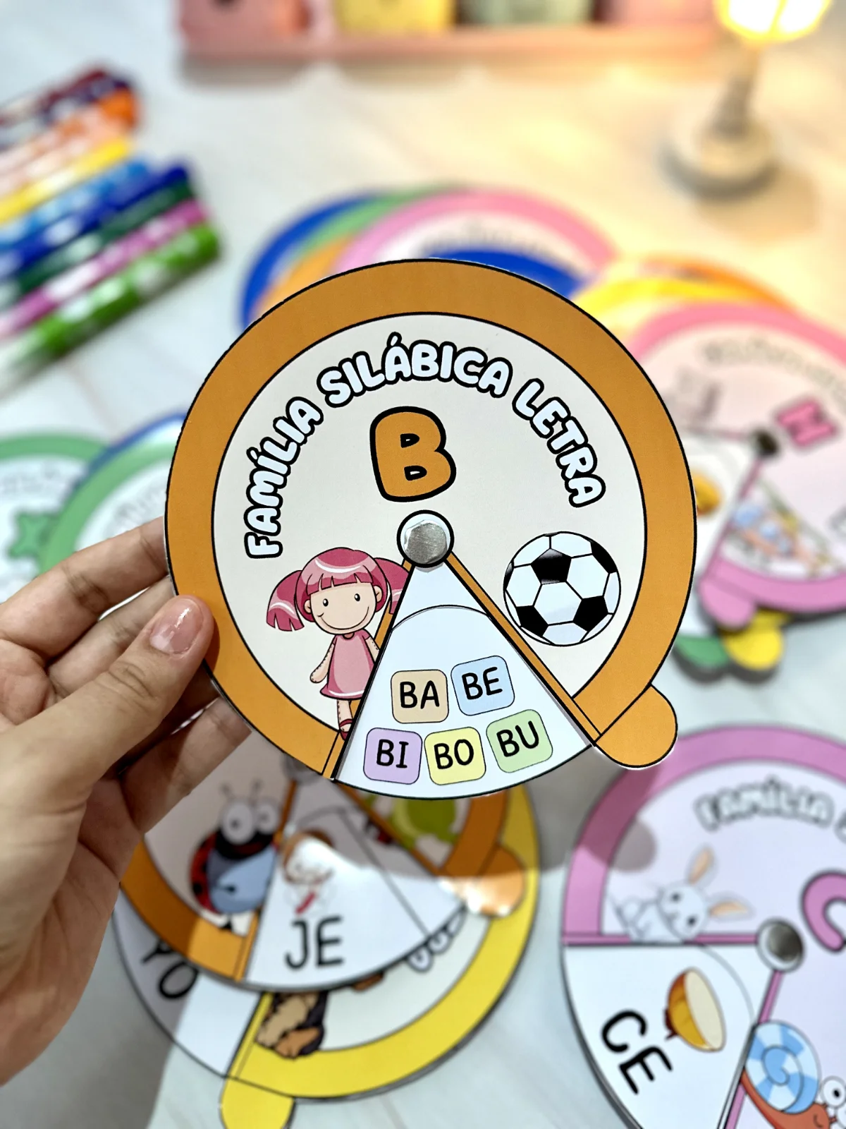 Roleta da Família Silábica Simples com crianças em fase de alfabetizar — amostra 7: Arquivo com 21 roletas para trabalhar…