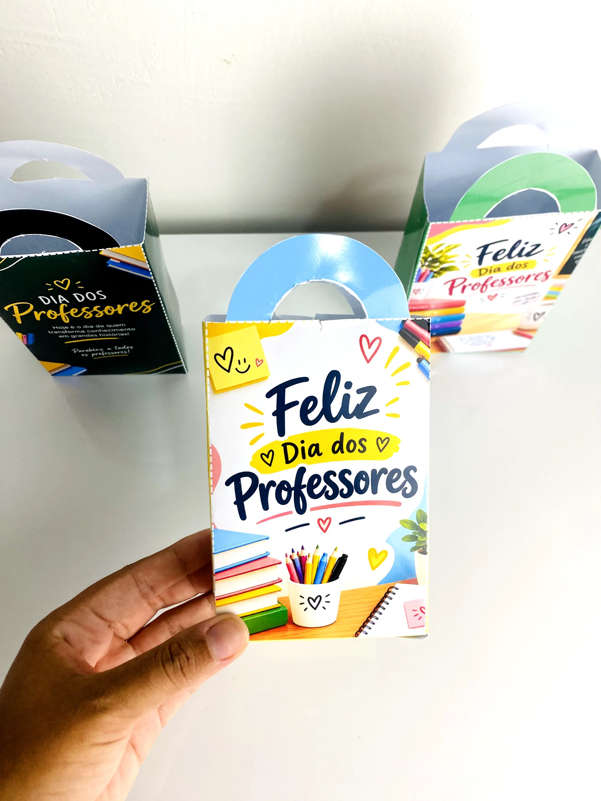 Sacola Dia dos Professores – 3 modelos para lembrancinhas — amostra 1: Uma lembrancinha especial para homenagear quem… Sacola Dia dos Professores – 3 modelos para lembrancinhas — amostra 1: Uma lembrancinha especial para homenagear quem…