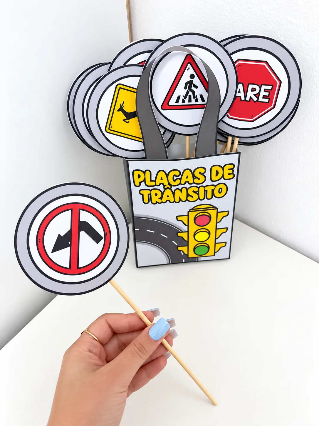 Sacola Placas de Trânsito – 12 Palitoches Educativos — amostra 2: Sacola Placas de Trânsito com 12 palitoches frente e…