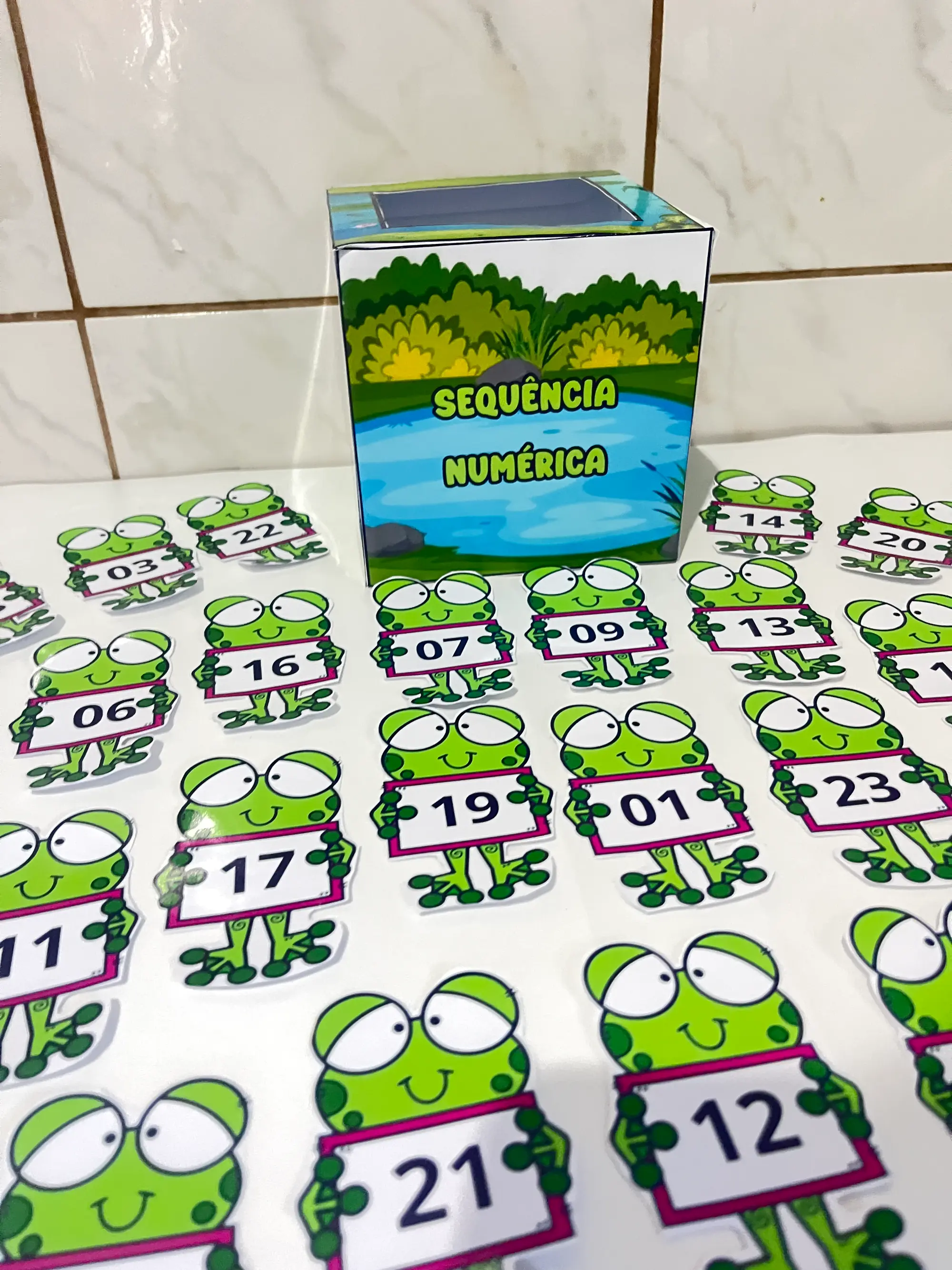Sequência Numérica com 200 Sapinhos – Números de 1 a 200 — amostra 2: Material lúdico com 200 sapinhos numerados de 1 a 200…