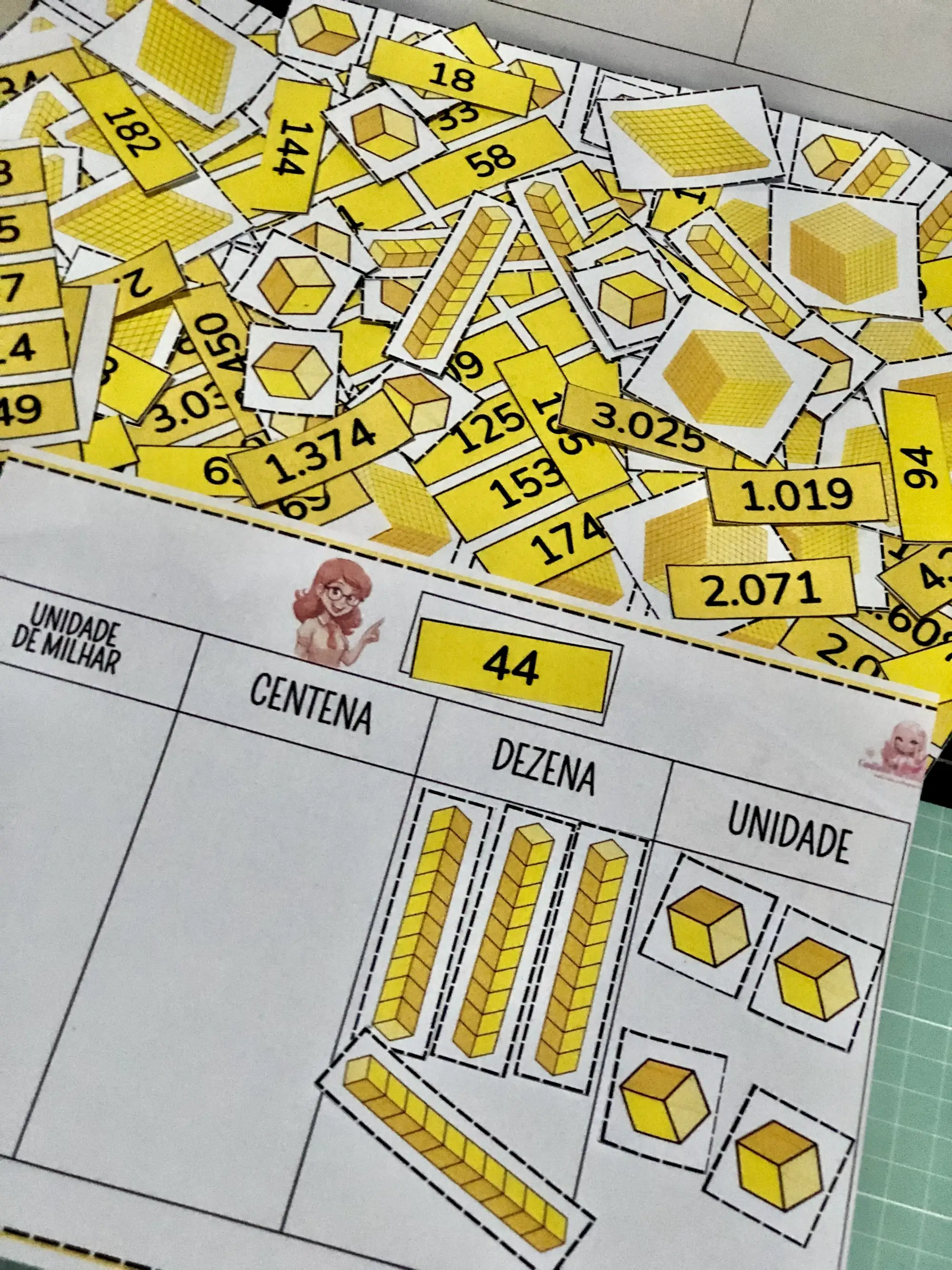 Sistema de Numeração Decimal com Material Dourado Cartaz — amostra 7: Material sobre o Sistema de Numeração Decimal usando…