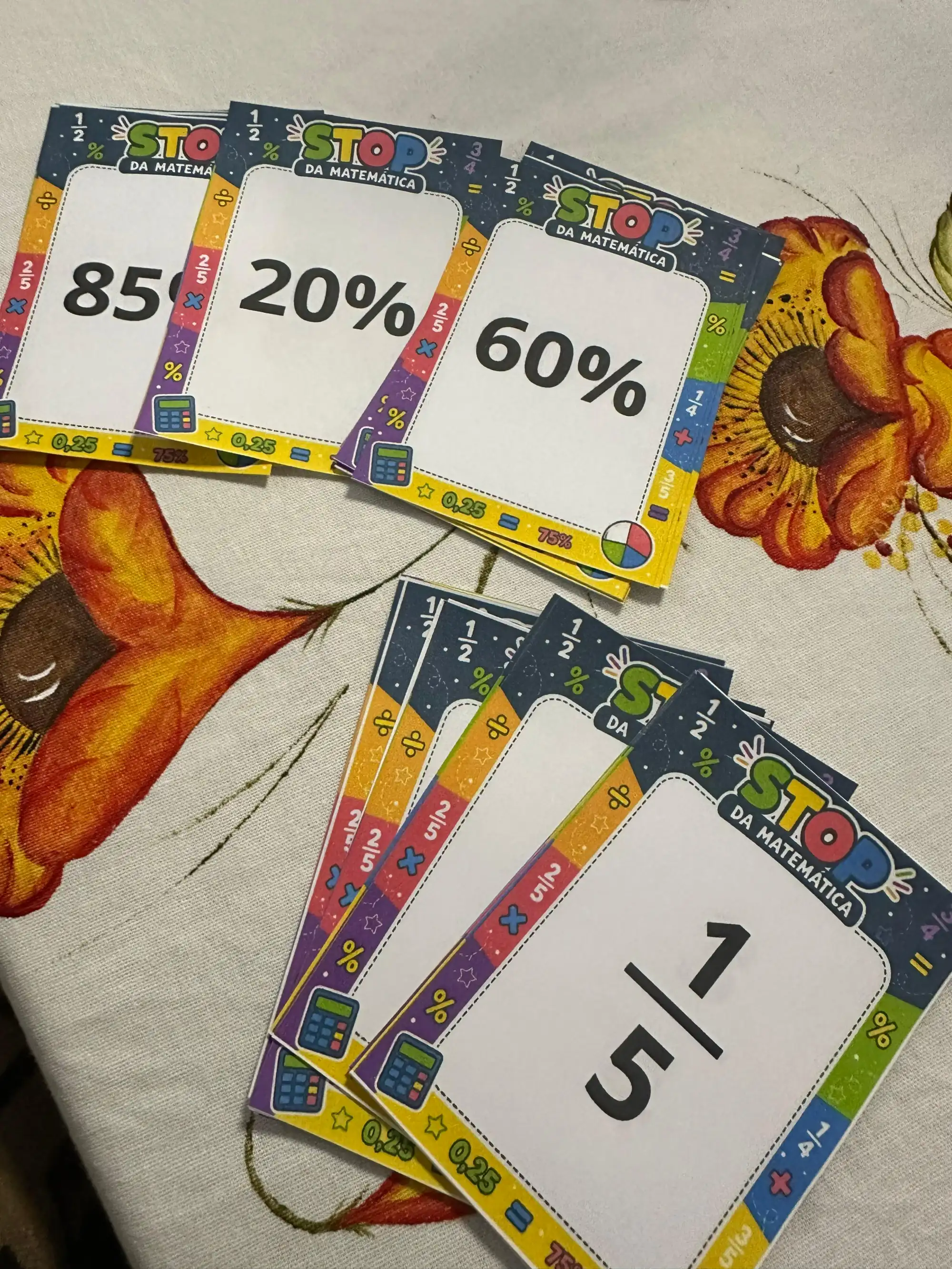 STOP Matemático | Jogo de Frações, Decimais e Porcentagens – 5º Ano — amostra 2: 👩🏫 COMO FUNCIONA? STOP Matemático | Jogo de Frações, Decimais e Porcentagens – 5º Ano — amostra 2: 👩🏫 COMO FUNCIONA?