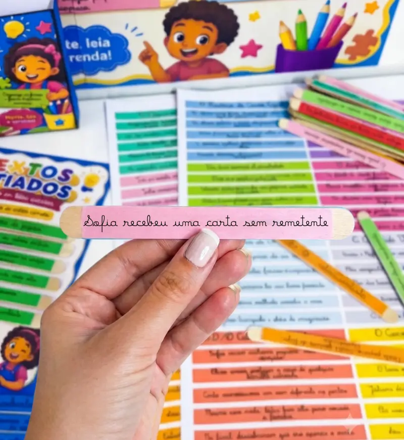 Textos Fatiados em Letra Cursiva para Montar nos Palitos — amostra 6: Trabalhe leitura e sequência lógica com 16 textos…