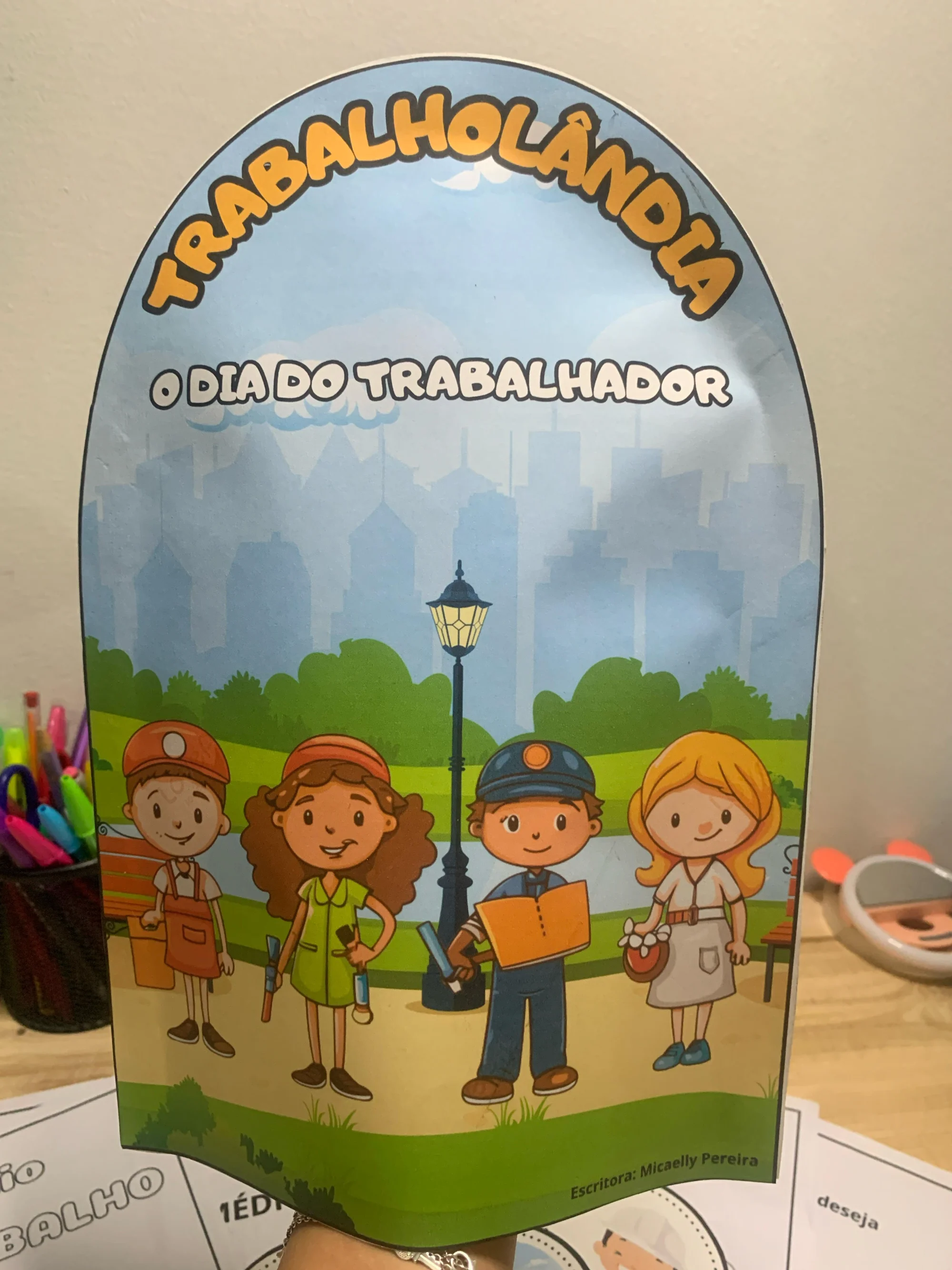 TRABALHOLÂNDIA: HISTÓRIA NA LUVA - ATIVIDADE LUDICA DIA DO TRABALHO — amostra 3: Com o material Trabalholândia – História…
