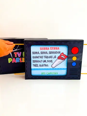 TV interativa com 26 parlendas para trabalhar leitura, oralidade, ritmo, memória e alfabetização de forma lúdica e envolvente com as crianças. — capa do material